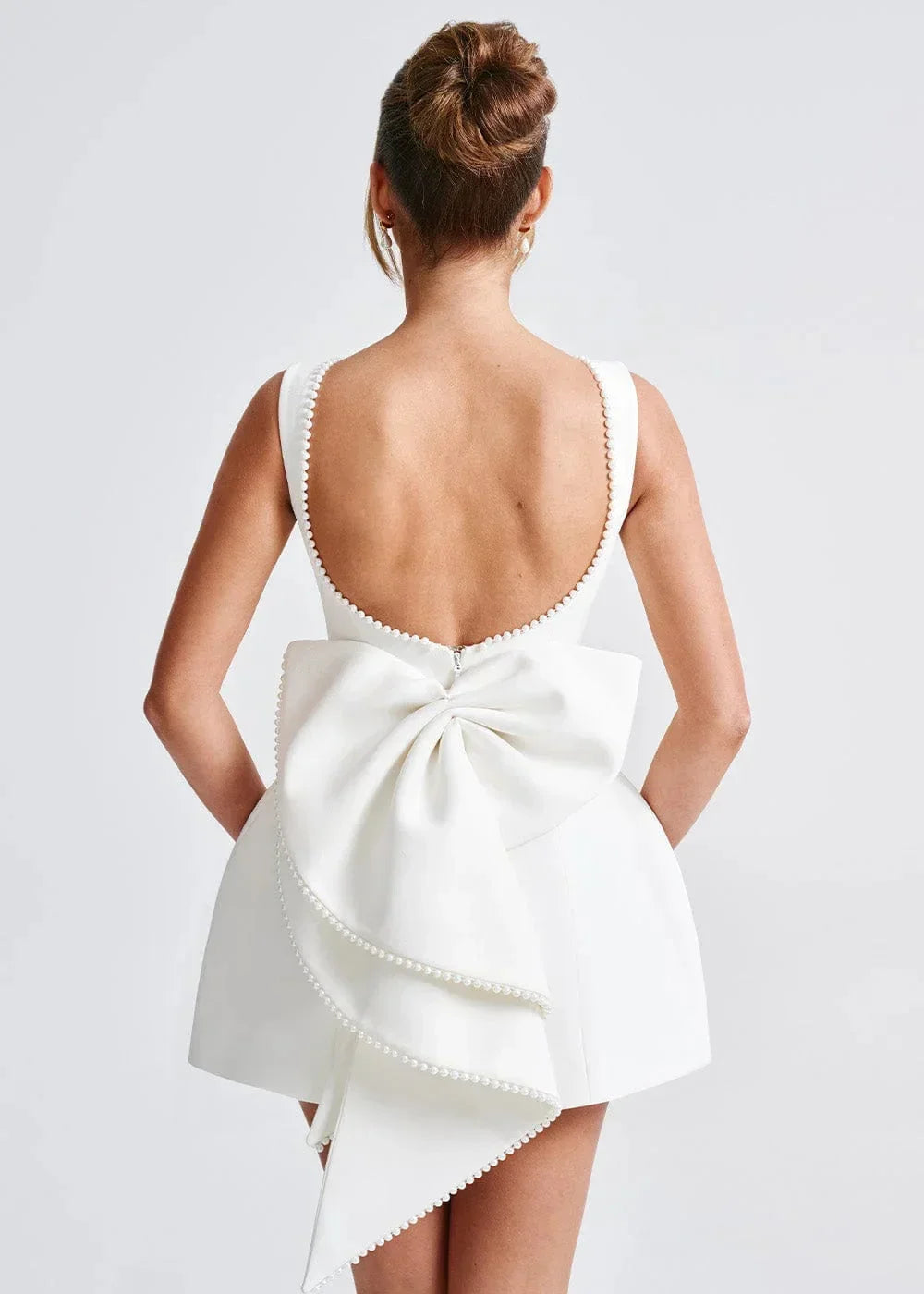 Mini robe dos nu nœud perlé soirée