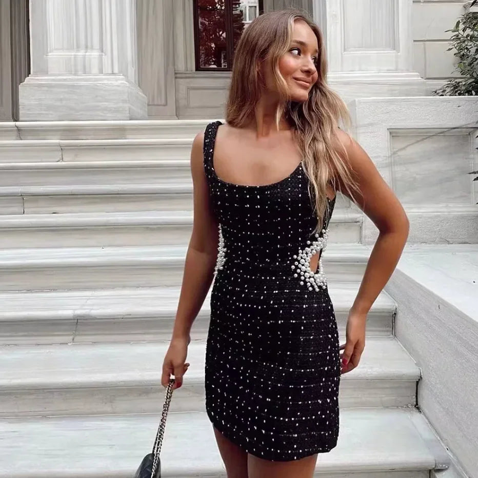 Mini robe noire femme perlée avec découpes soirée