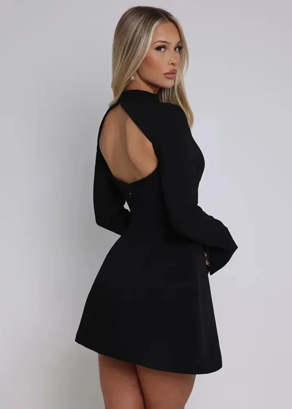 Mini robe évasée manches longues dos nu soirée