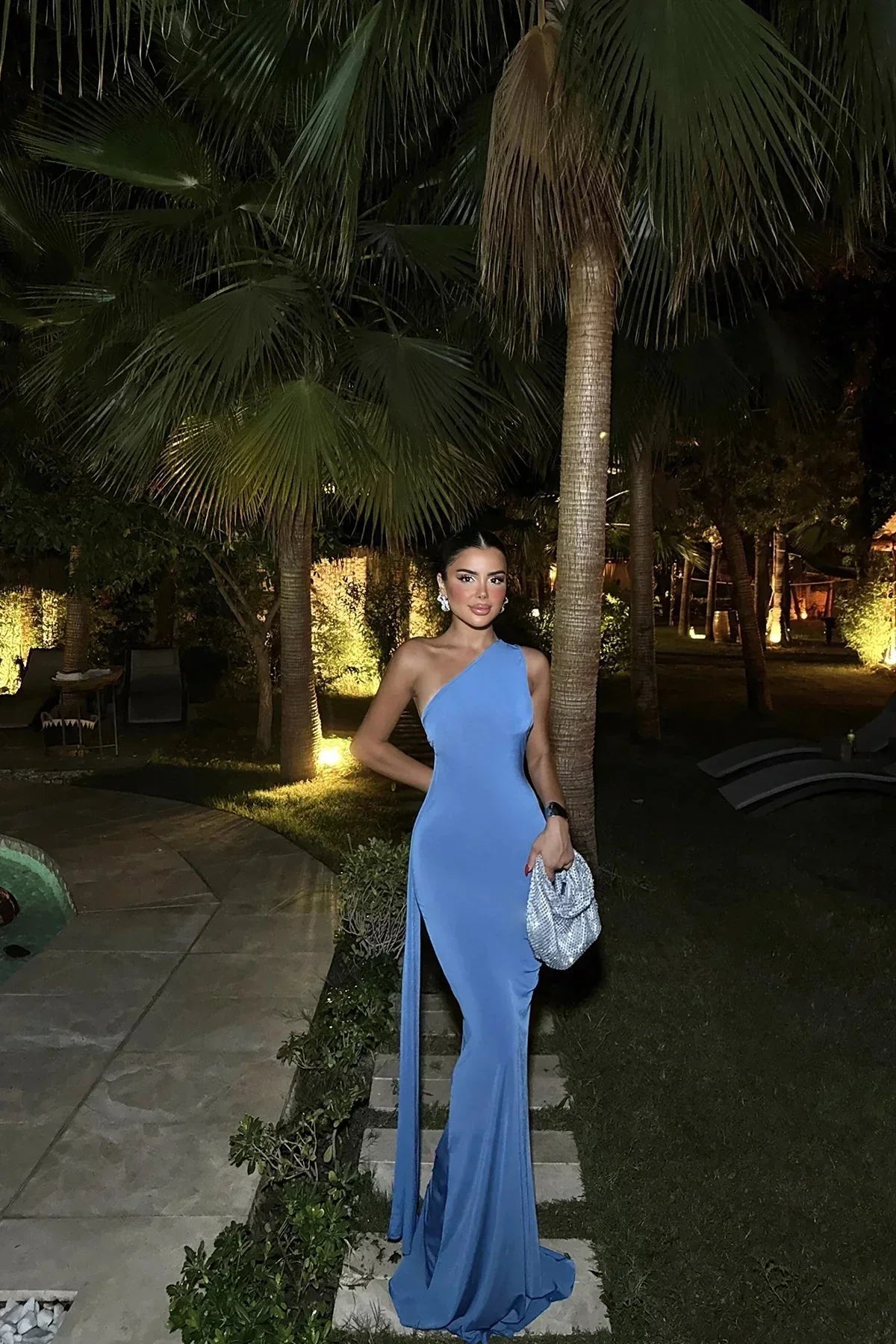 Robe asymétrique bleue fendue soirée sans manches