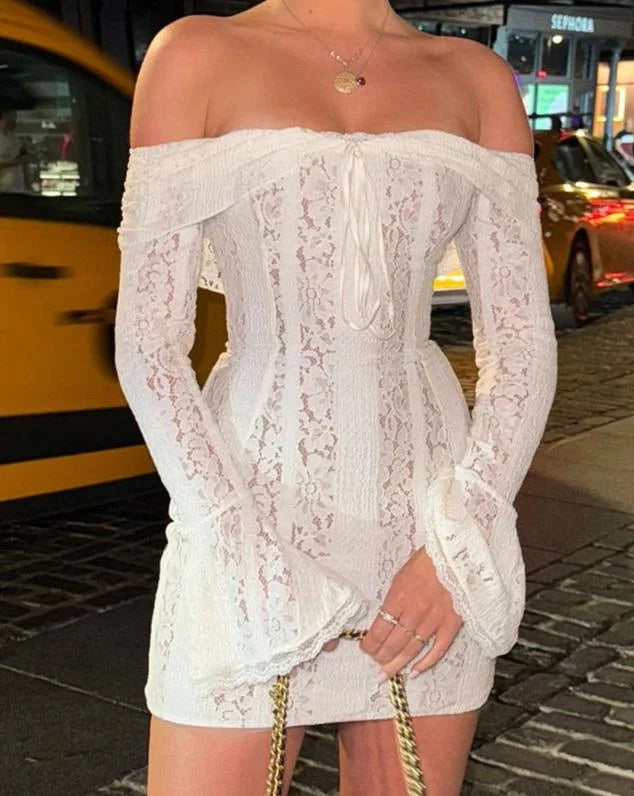 Robe courte en dentelle blanche à épaules dénudées