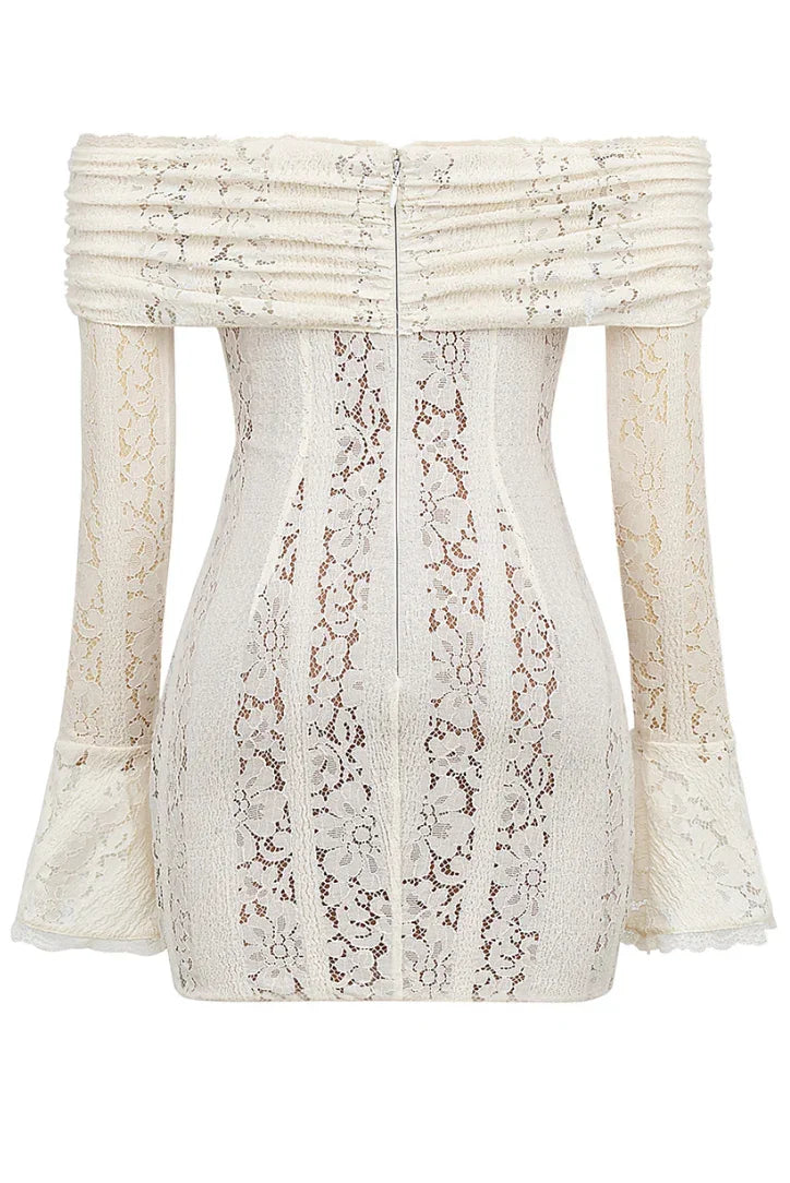 Robe courte en dentelle blanche à épaules dénudées