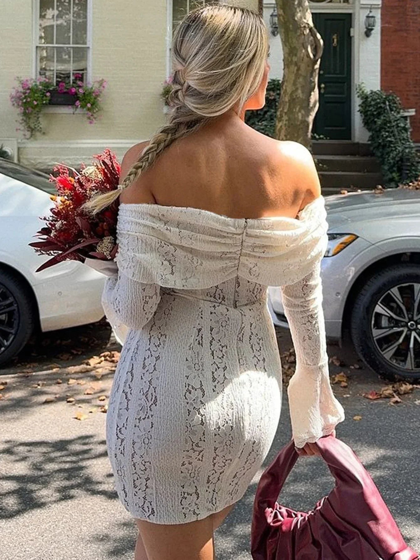 Robe courte en dentelle blanche à épaules dénudées