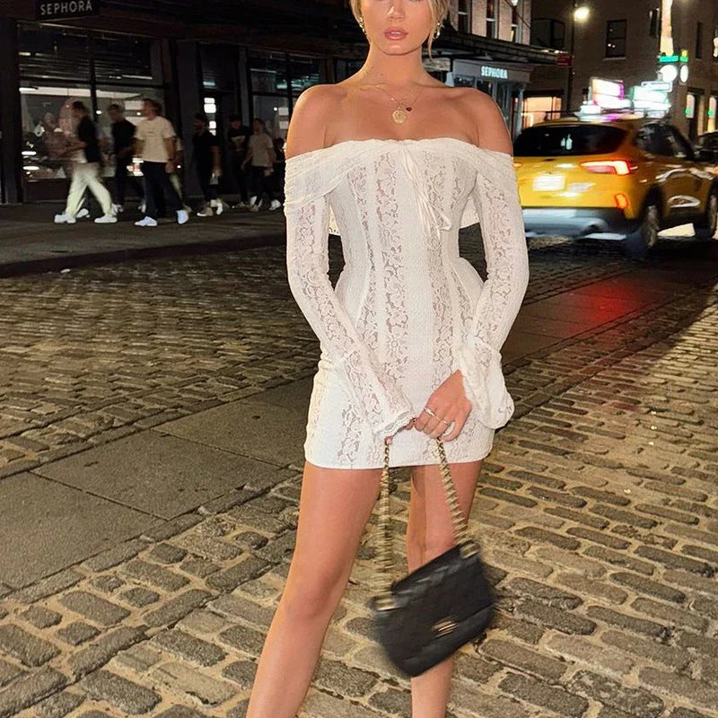 Robe courte en dentelle blanche à épaules dénudées