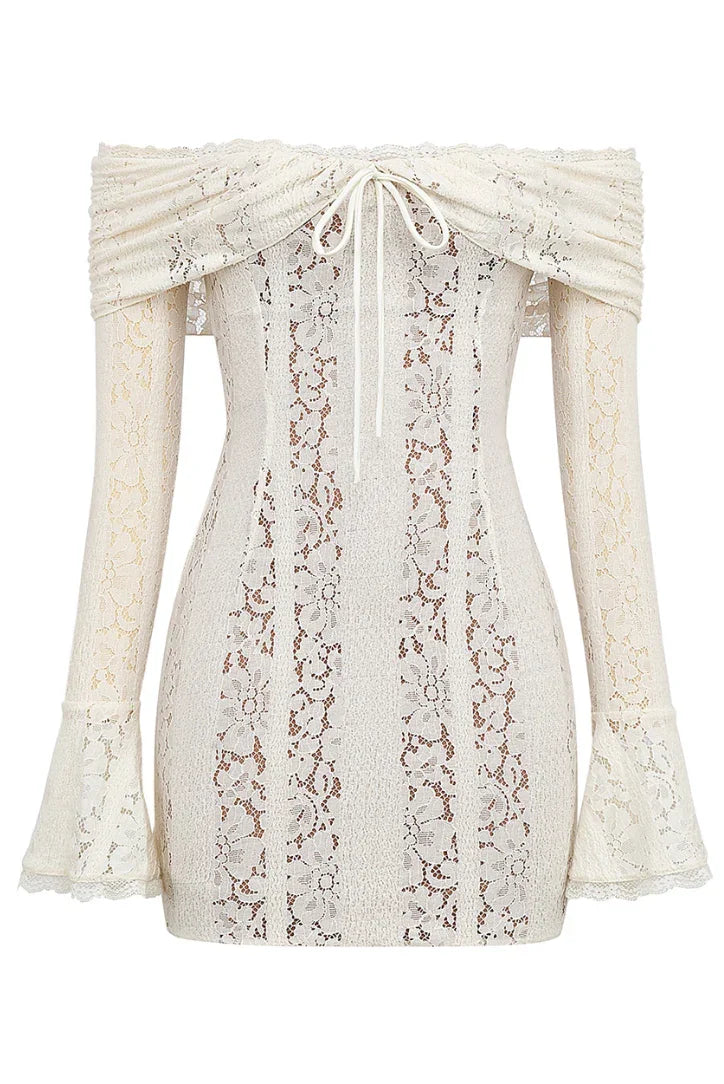 Robe courte en dentelle blanche à épaules dénudées