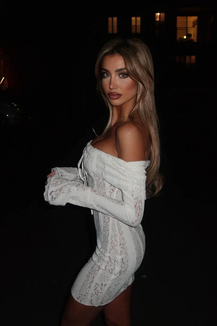 Robe courte en dentelle blanche à épaules dénudées