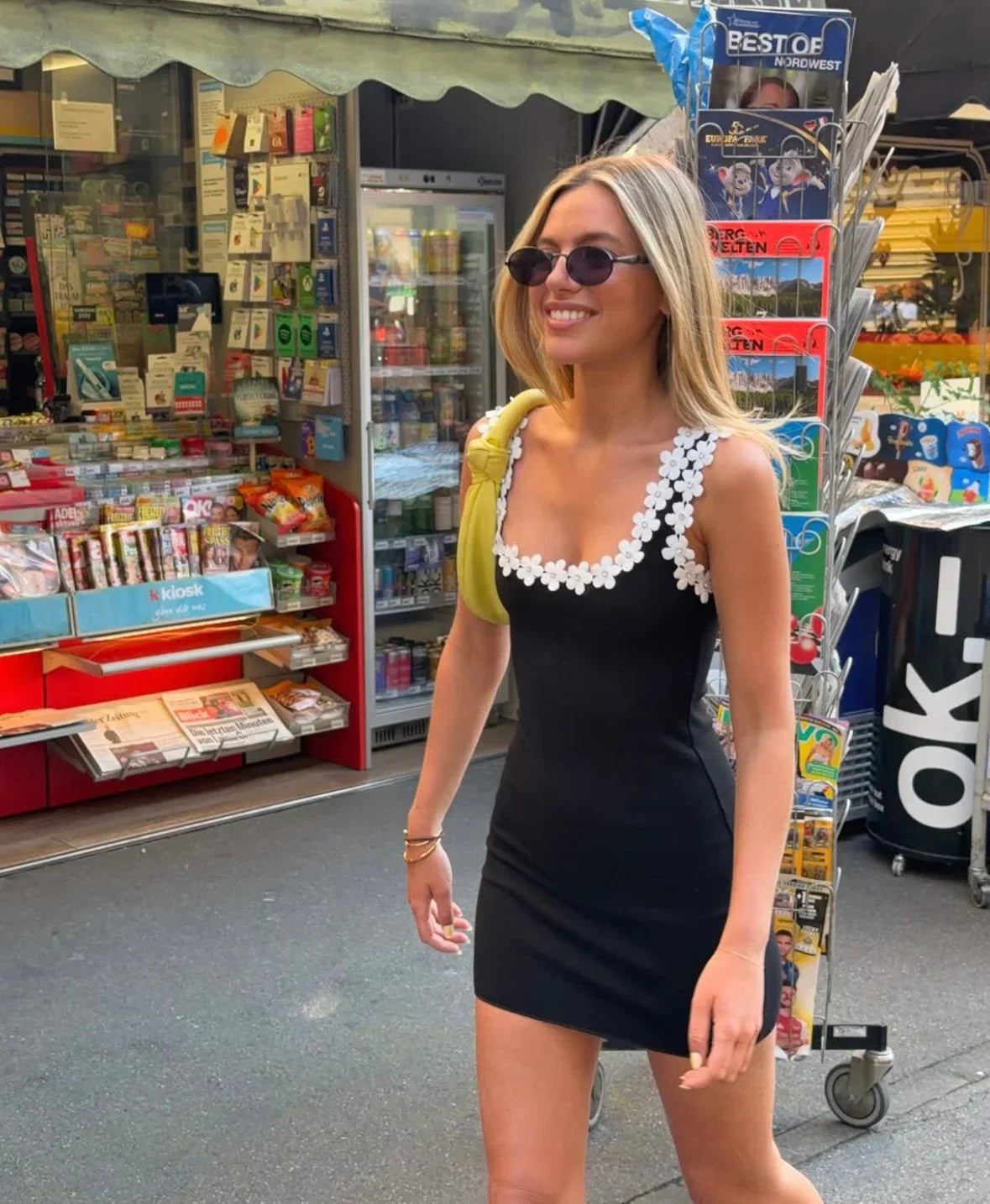 Robe Courte Femme Noire à Fleurs 1 Coloris | ROBEMODE