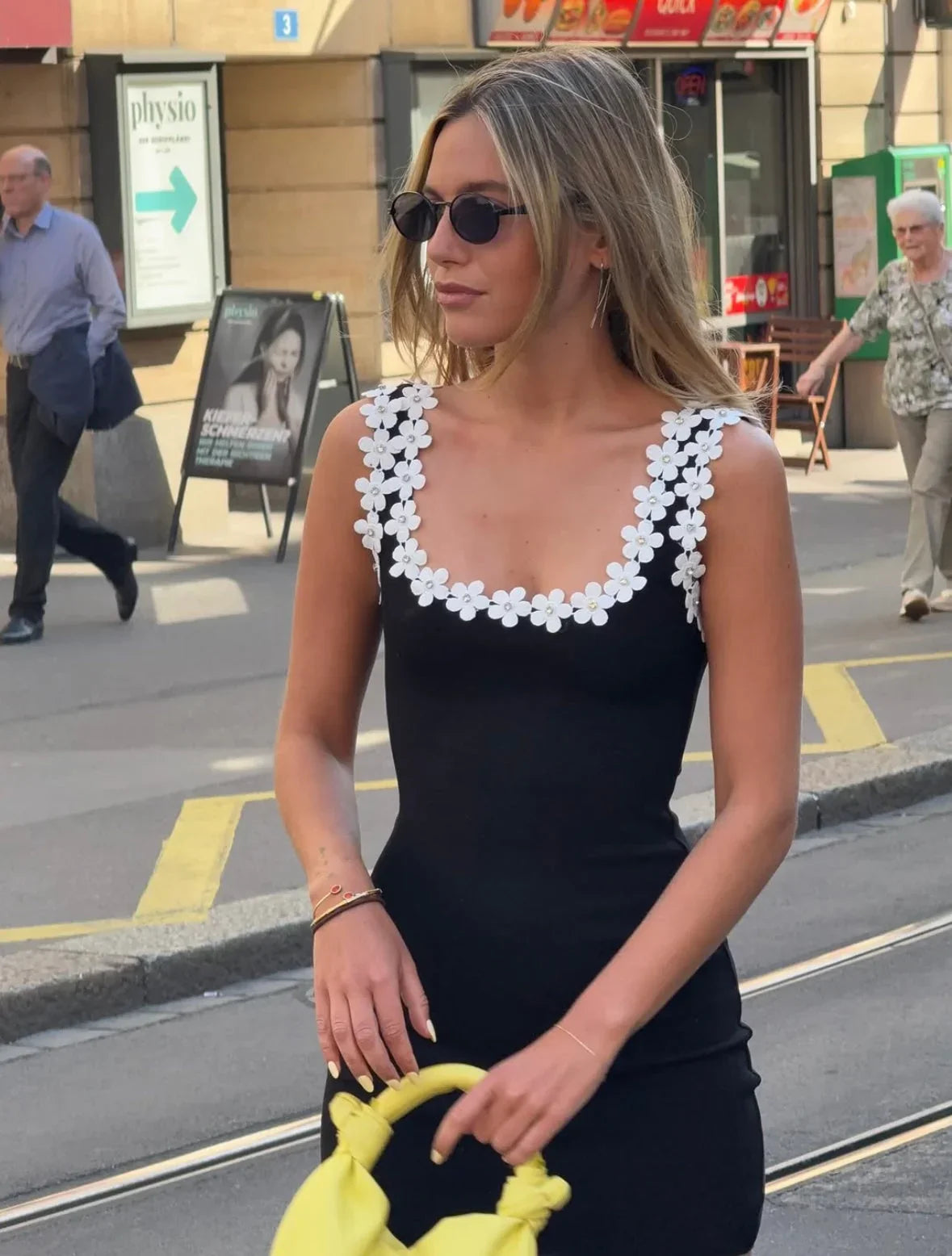 Robe Courte Femme Noire à Fleurs 1 Coloris | ROBEMODE