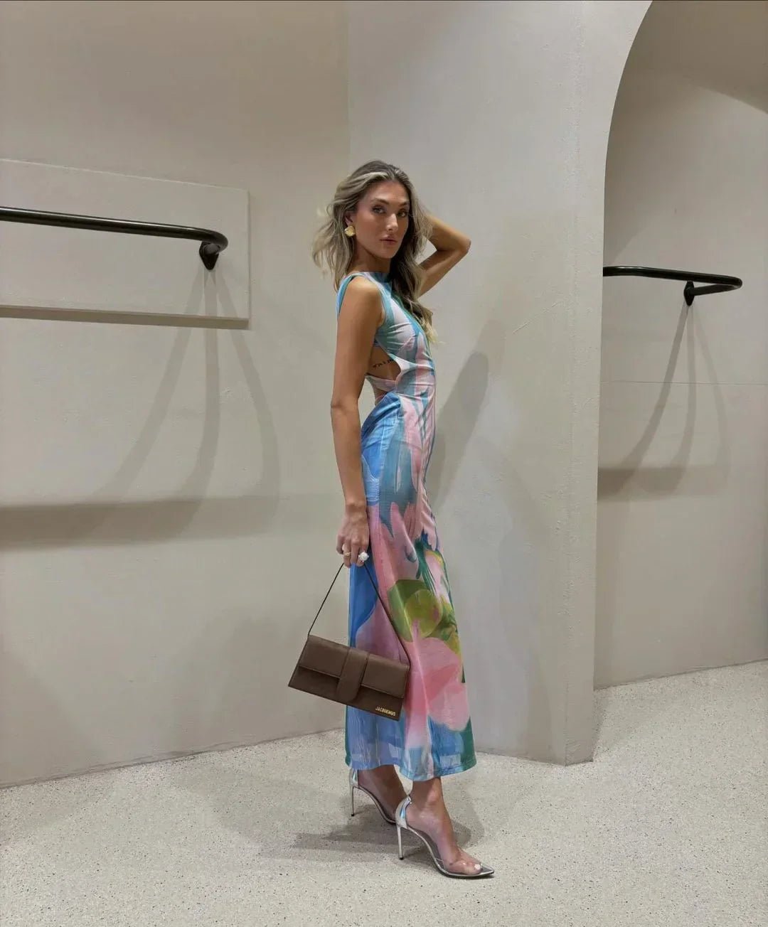 Robe longue femme imprimé tropical multicolore ajustée | Coupe féminine + Style élégant + Facile à accessoiriser – ROBEMODE