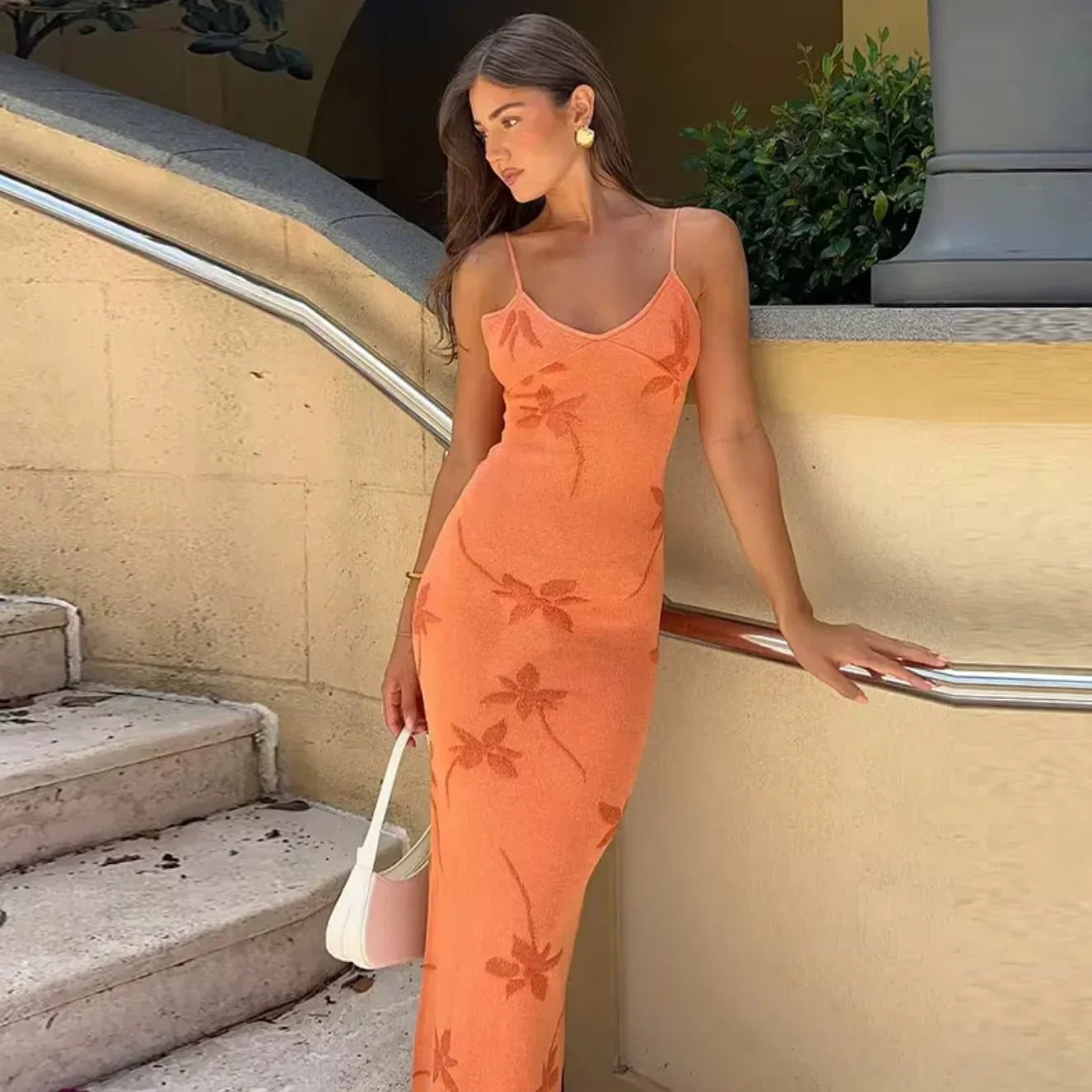 Robe longue corail imprimé floral dos nu ajustée