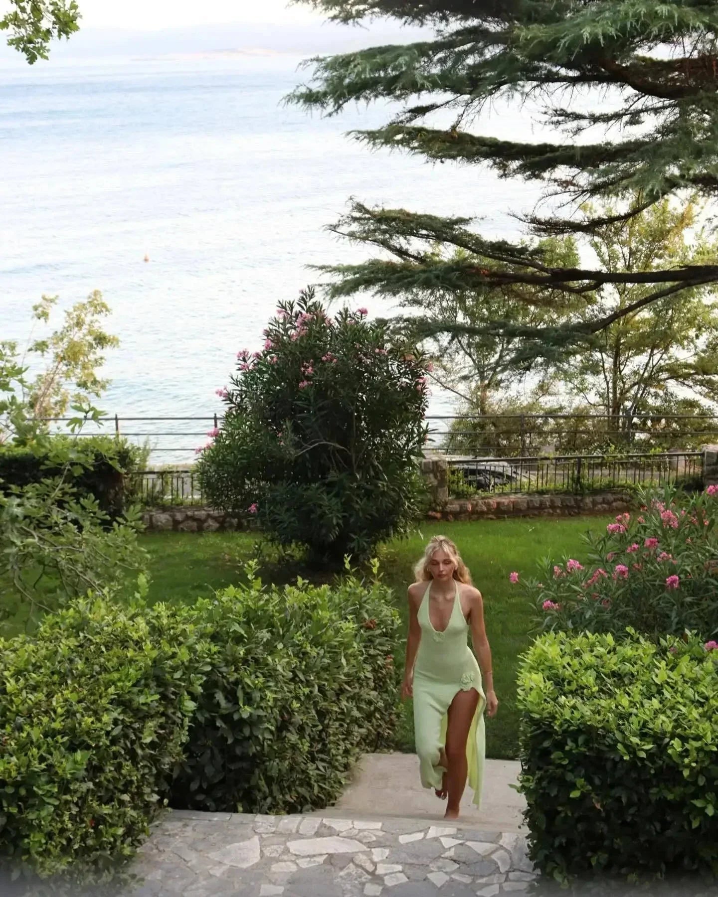 Robe longue femme dos nu avec fleur et fente | ROBEMODE