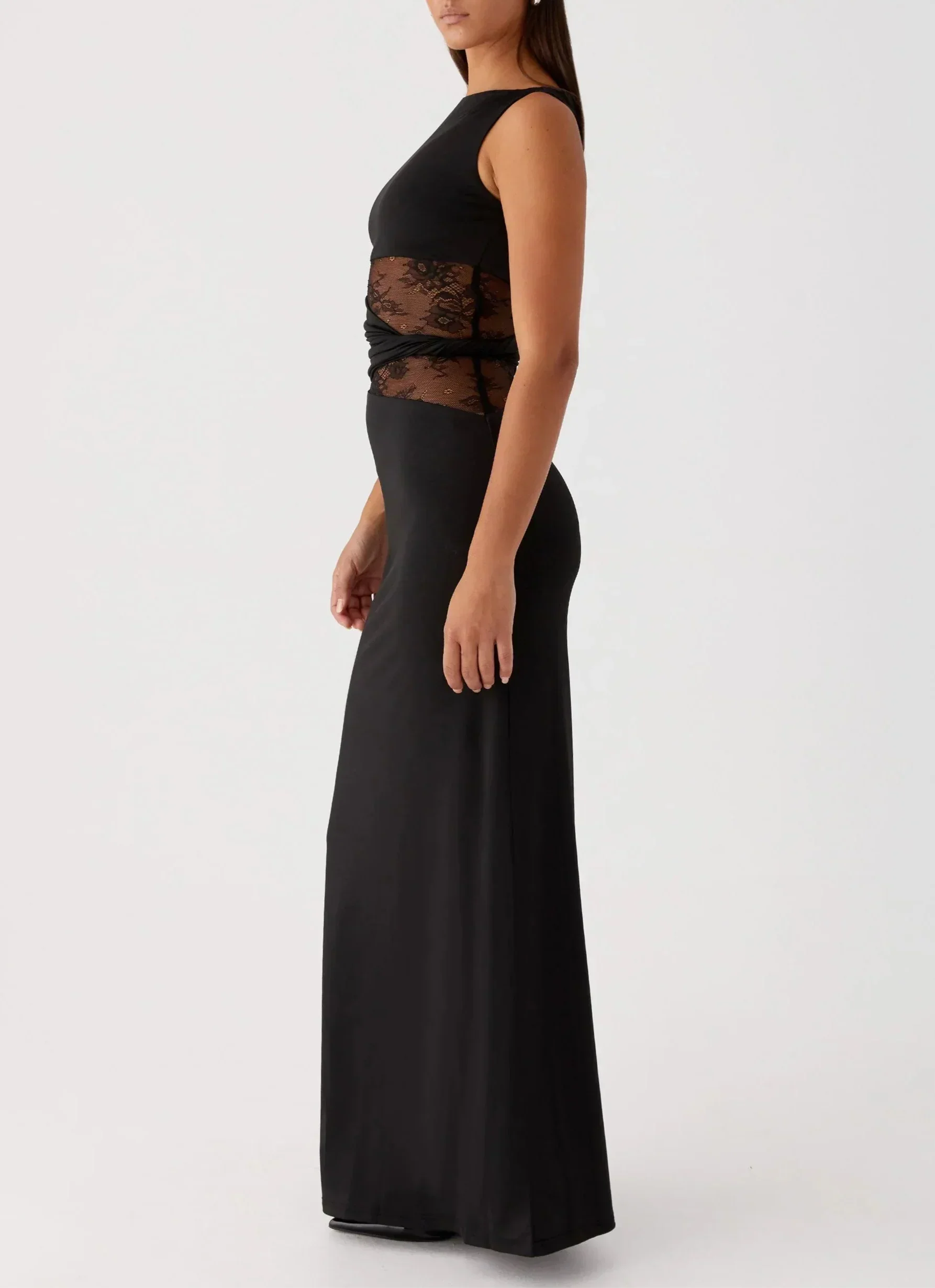 Robe longue noire avec dentelle et découpes