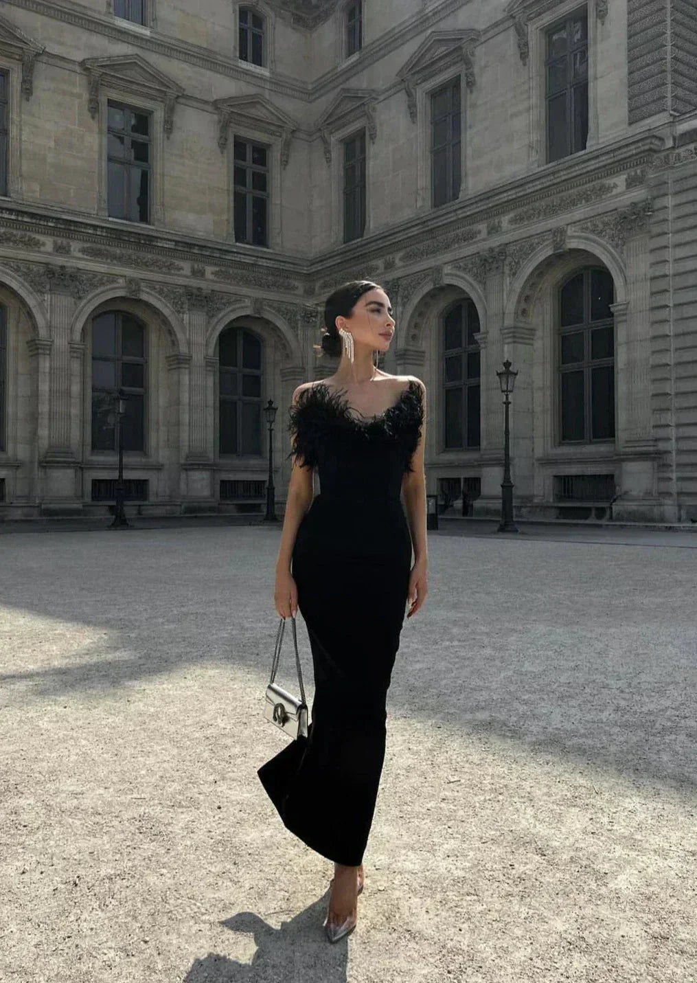 Robe longue noire sans bretelles avec détail plumes | Coupe féminine + Style élégant + Facile à accessoiriser – ROBEMODE