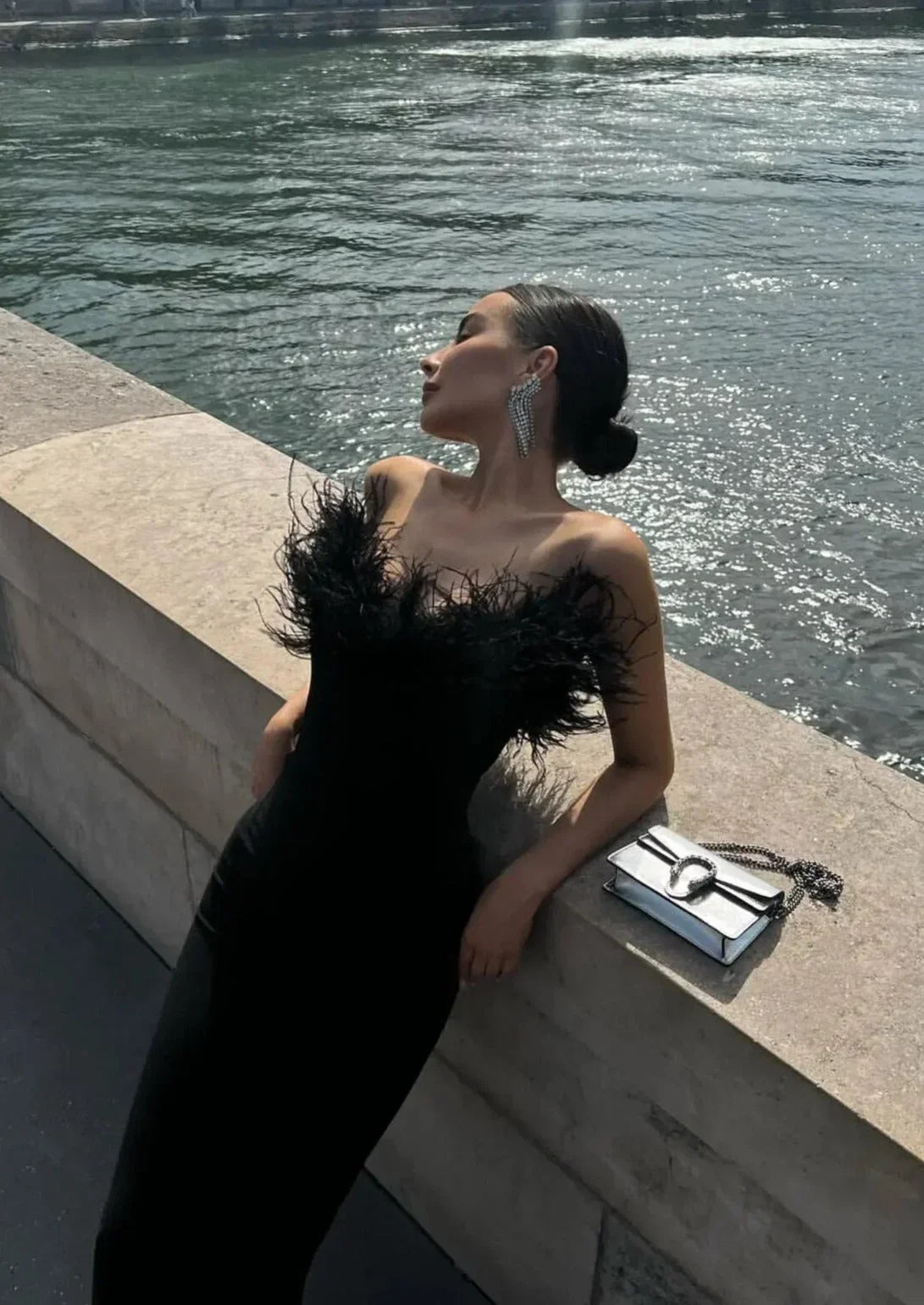 Robe longue noire sans bretelles avec détail plumes | Coupe féminine + Style élégant + Facile à accessoiriser – ROBEMODE