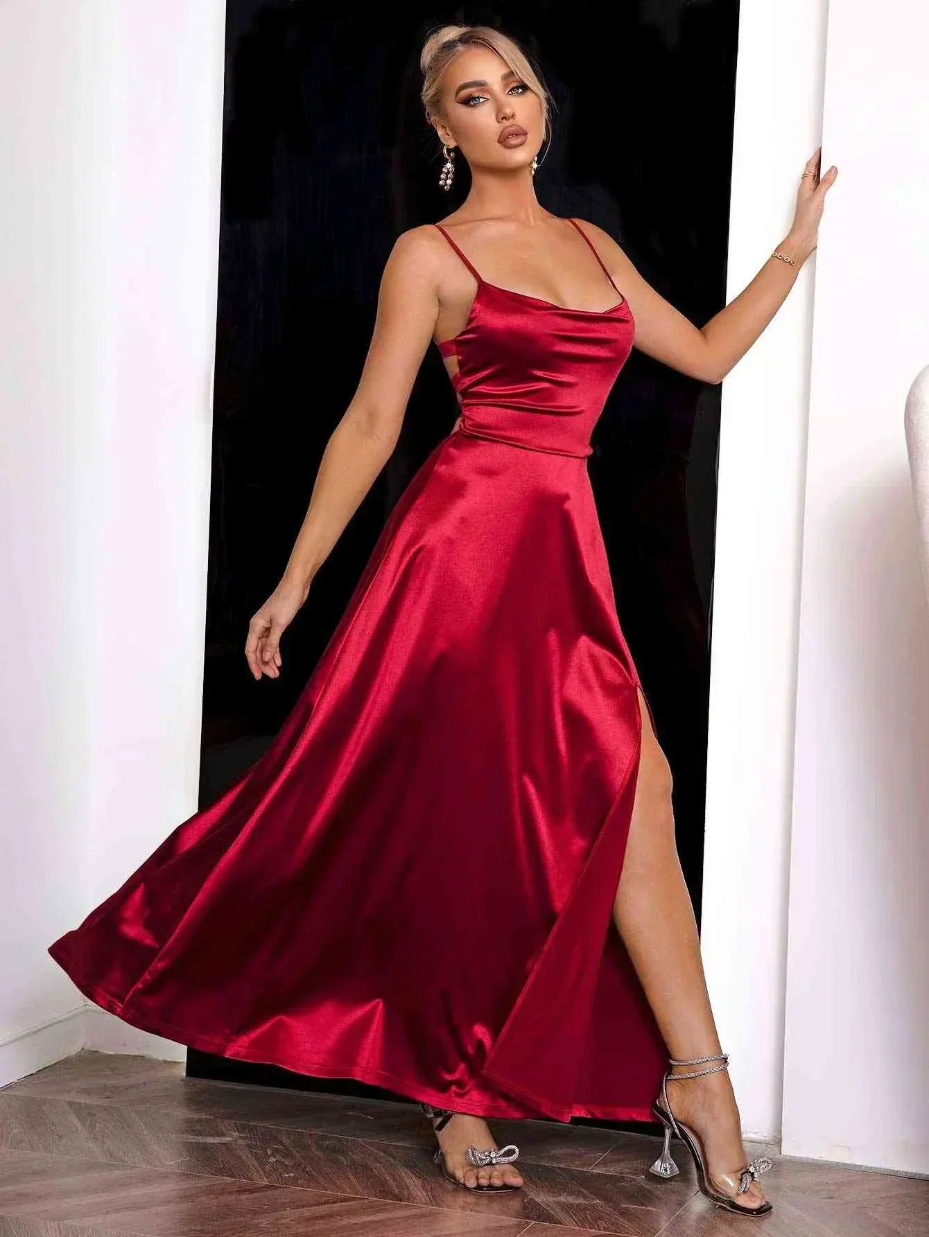 Robe longue satinée rouge fendue à bretelles fines | ROBEMODE