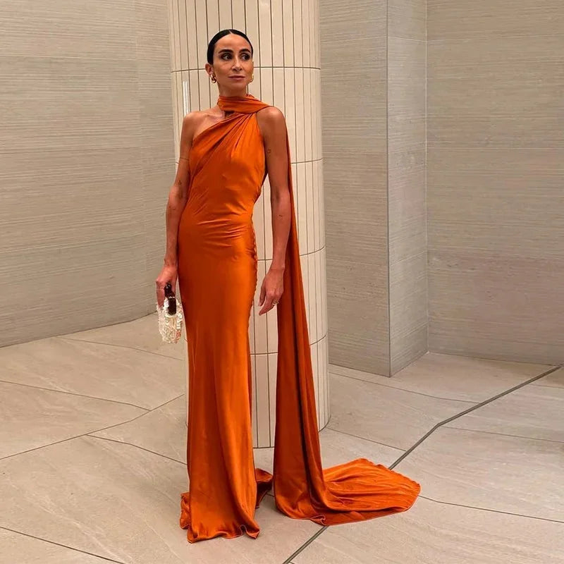 Robe Longue Satinée Épaule Unique Dos Nu Détails Cape | ROBEMODE