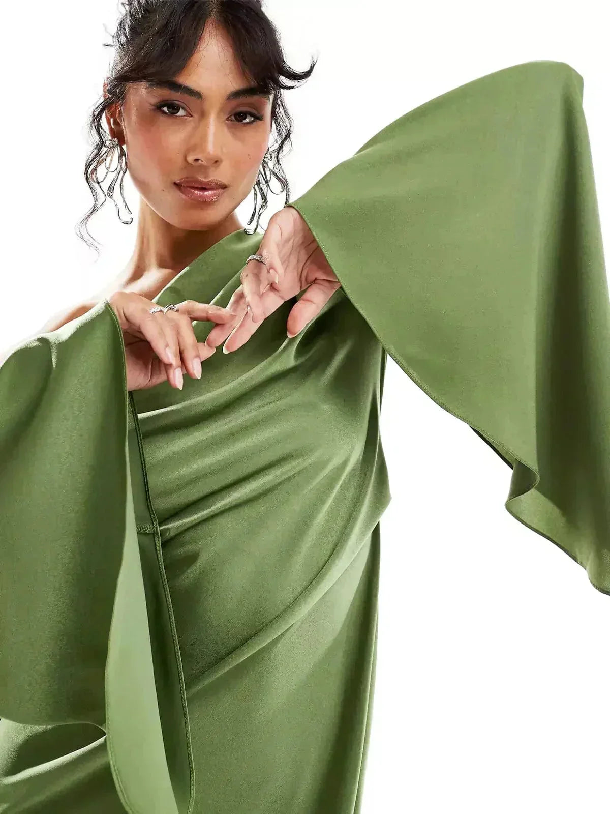 Robe soirée longue satinée verte épaule dénudée | ROBEMODE