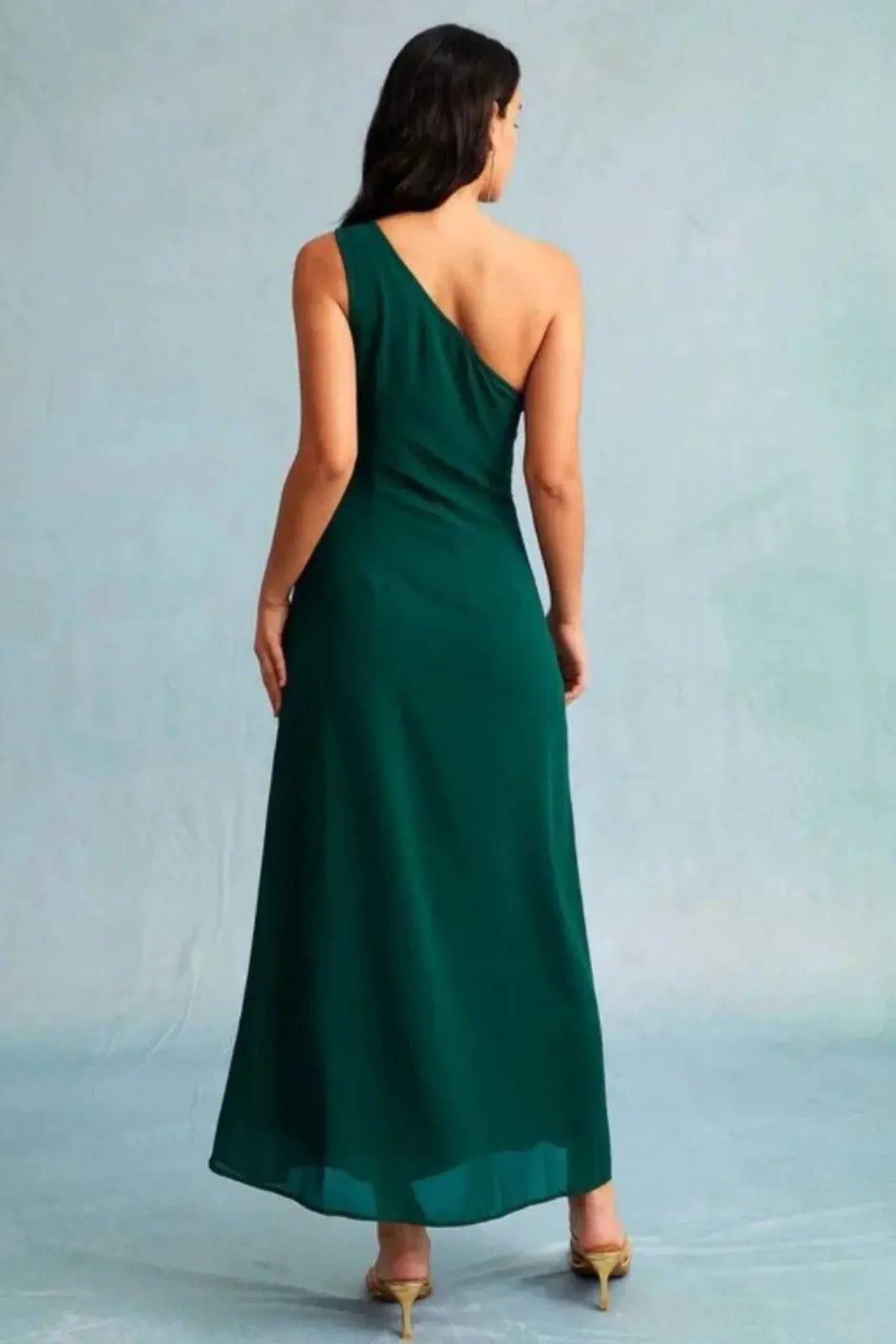 Robe longue femme verte avec encolure asymétrique fente