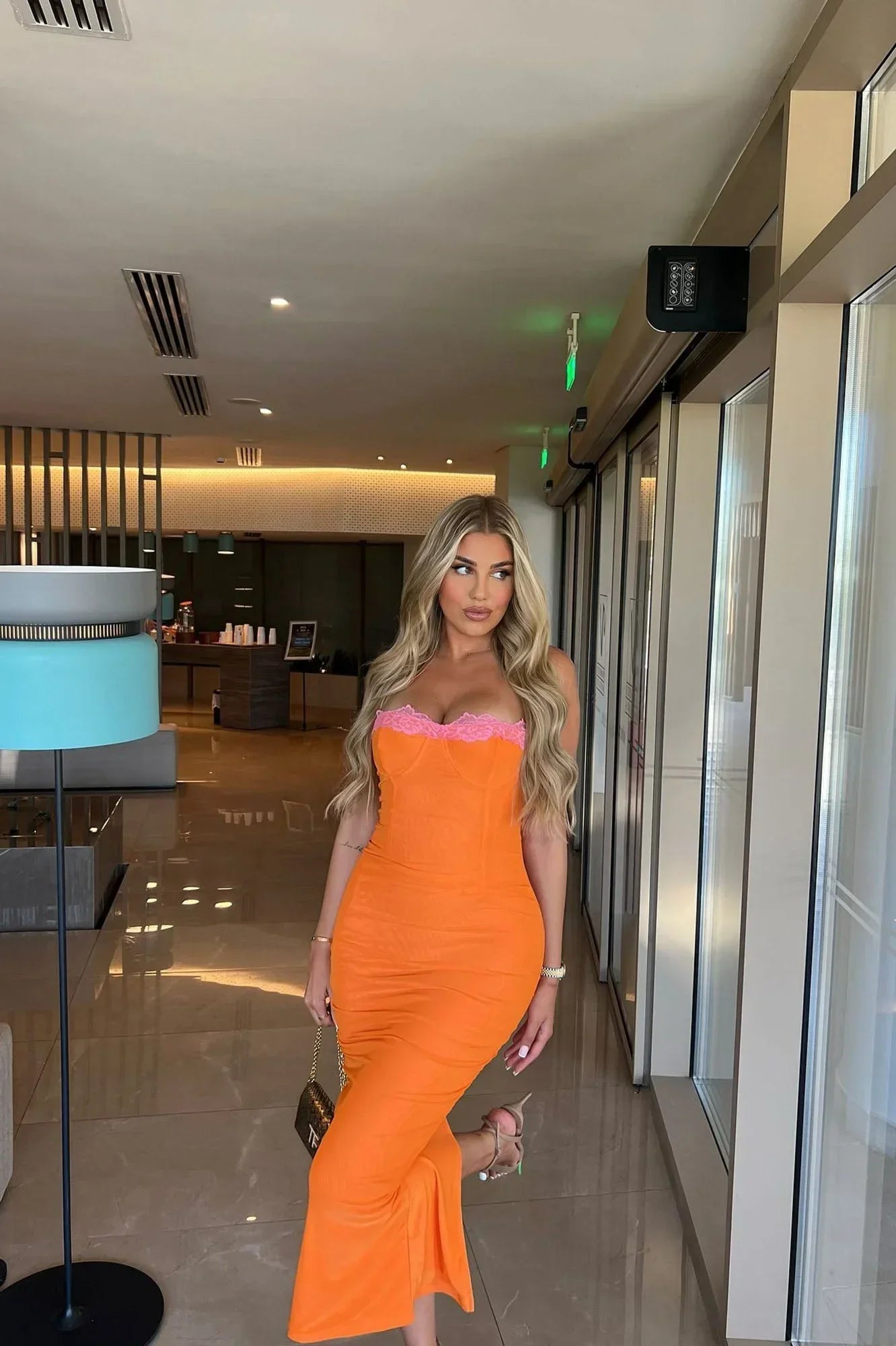 Robe midi ajustée femme avec dentelle et dos nu | ROBEMODE