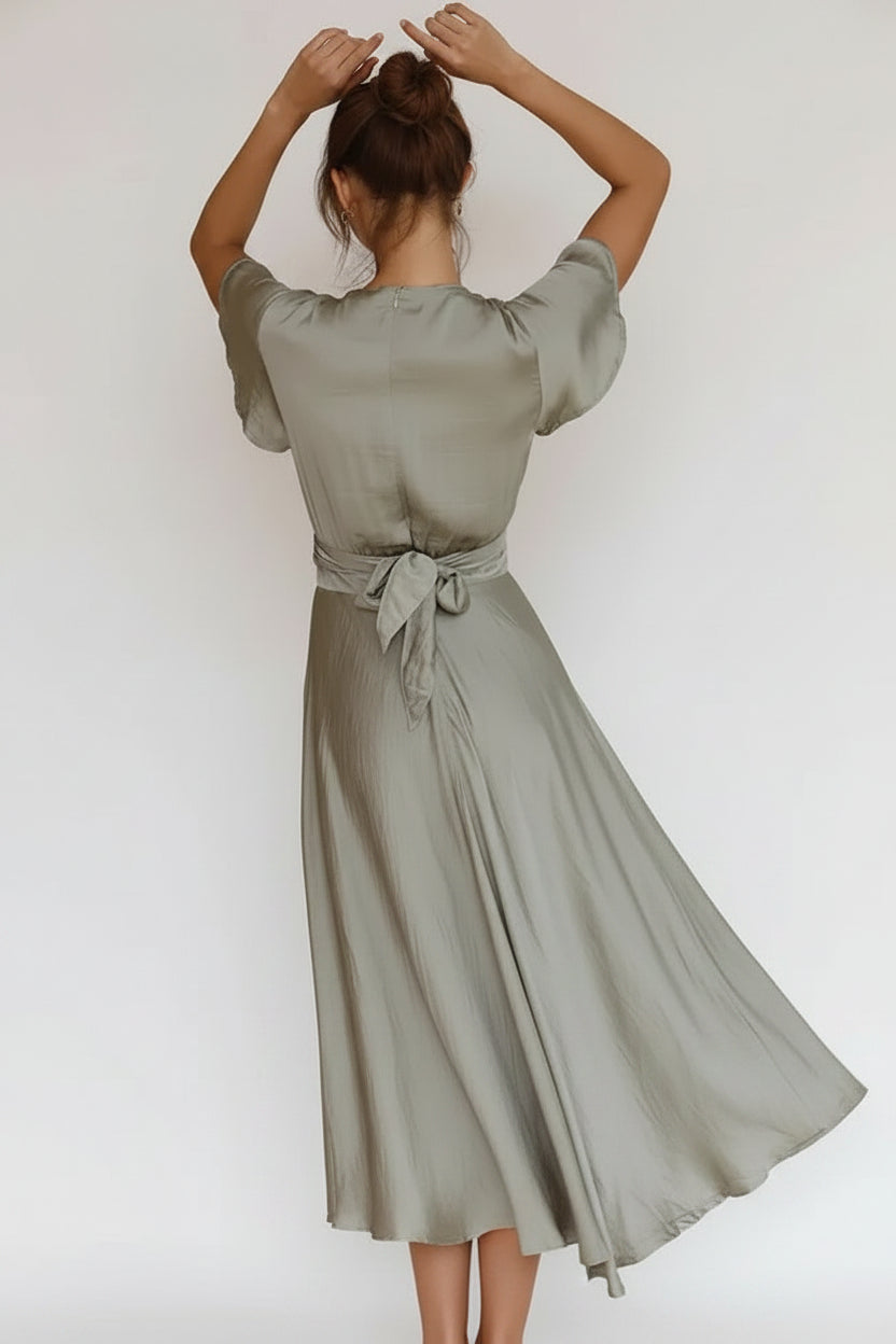 Robe midi satinée avec manches papillon et col V | ROBEMODE