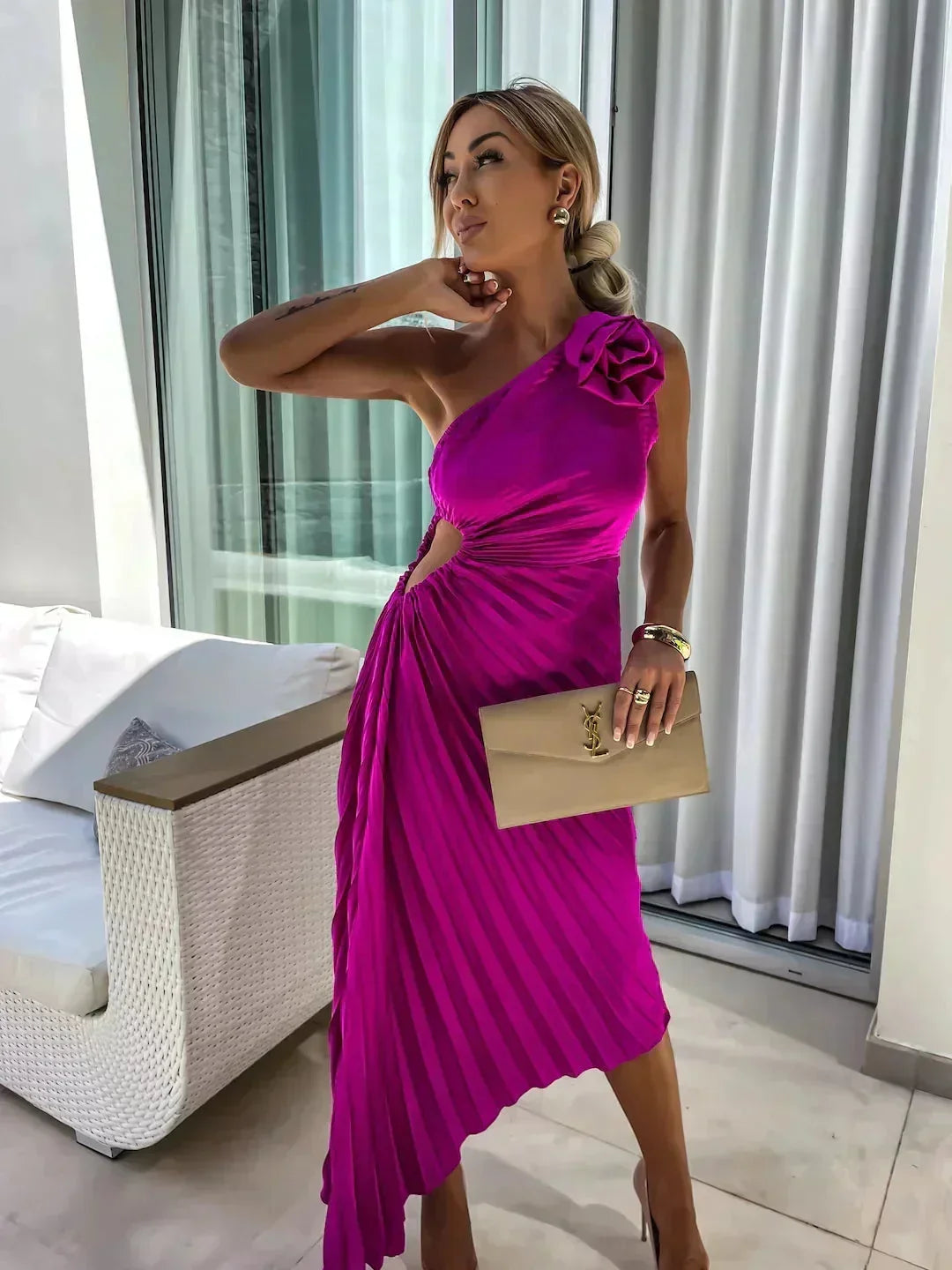 Robe midi asymétrique plissée découpe et fleur | ROBEMODE