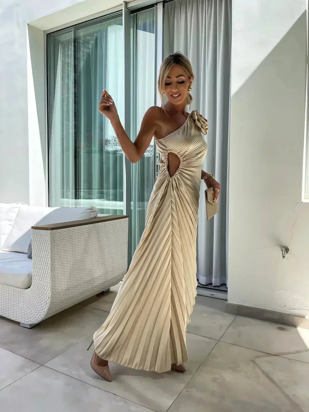 Robe midi asymétrique plissée découpe et fleur | ROBEMODE