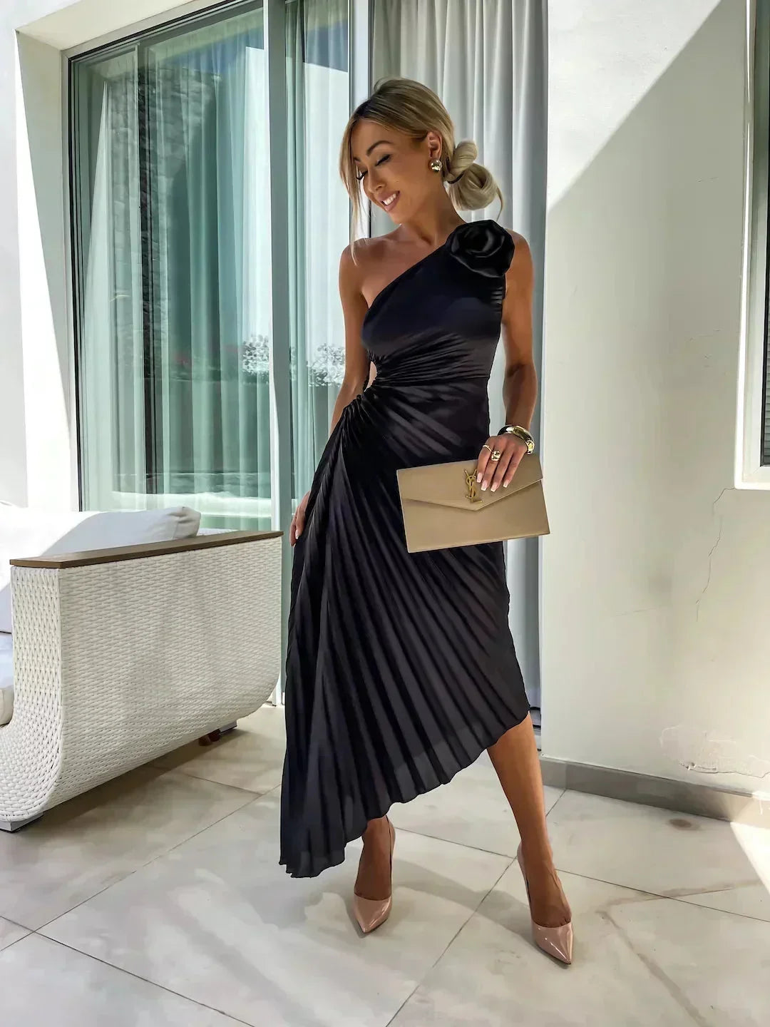 Robe midi asymétrique plissée découpe et fleur | ROBEMODE