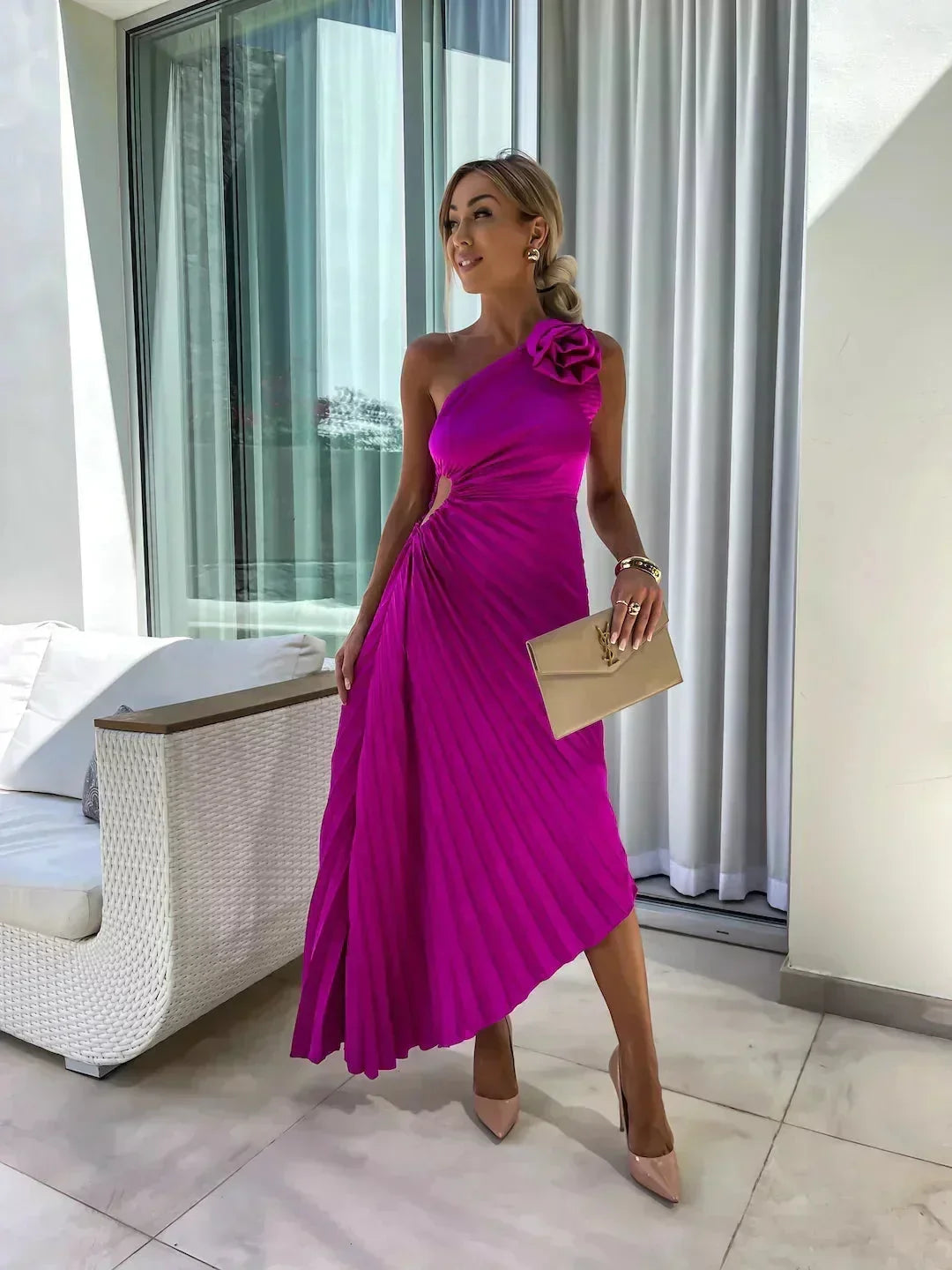 Robe midi asymétrique plissée découpe et fleur | ROBEMODE