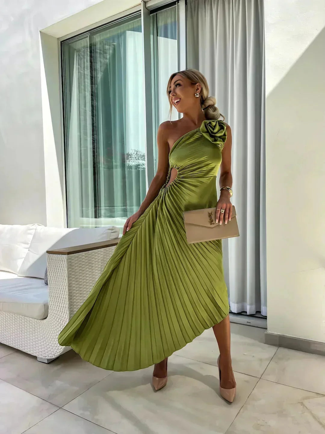 Robe midi asymétrique plissée découpe et fleur | ROBEMODE