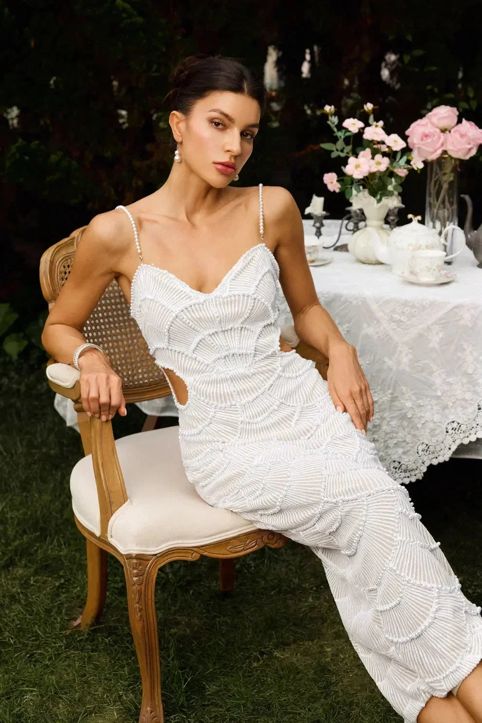 Robe Midi Soirée Blanche Sequins et Découpes Élégante | ROBEMODE