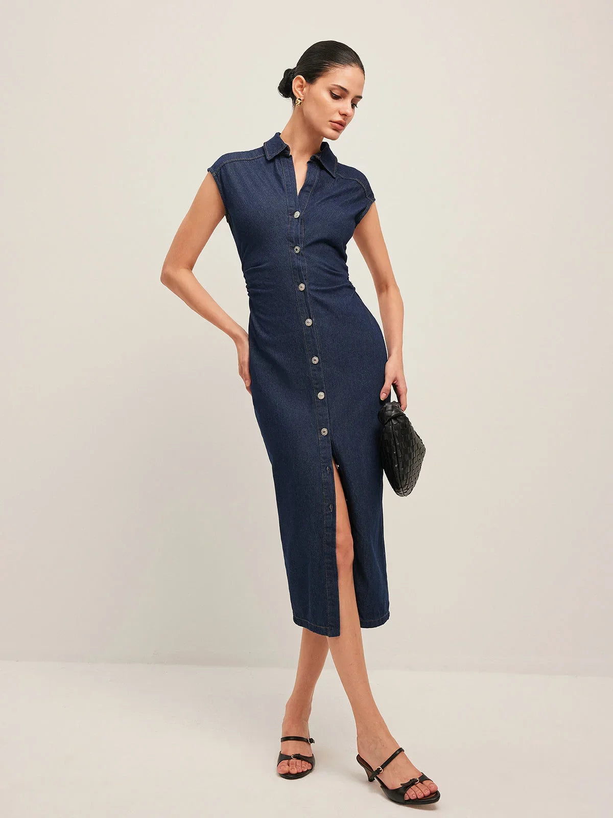 Robe midi en jean bleu foncé boutonnée col V sans manches pour bureau été