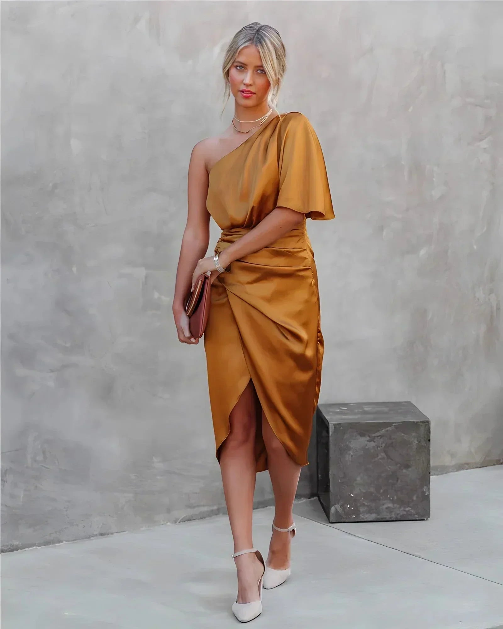 Robe midi asymétrique drapée effet satiné | ROBEMODE