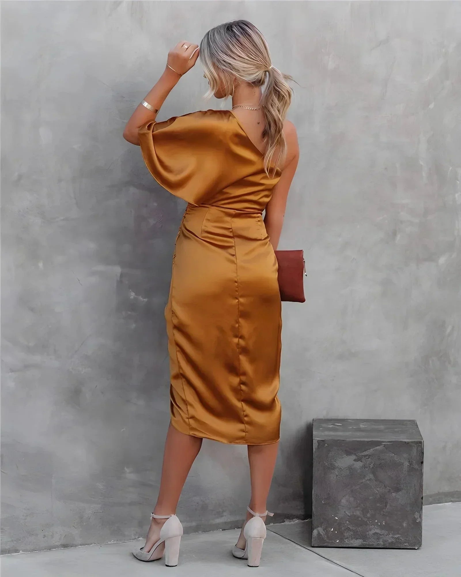 Robe midi asymétrique drapée effet satiné | ROBEMODE