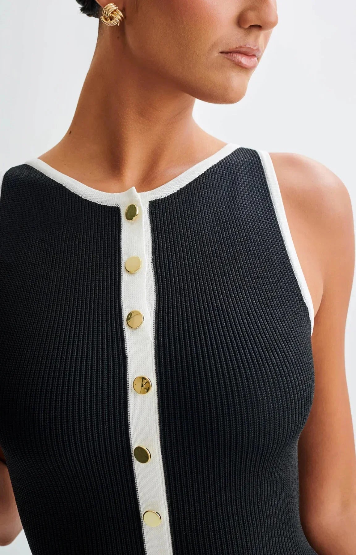 Robe midi femme noire avec boutons contrastés | Coupe féminine + Style élégant + Facile à accessoiriser – ROBEMODE