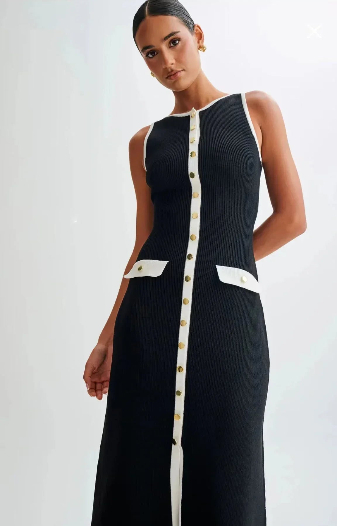Robe midi femme noire avec boutons contrastés | Coupe féminine + Style élégant + Facile à accessoiriser – ROBEMODE