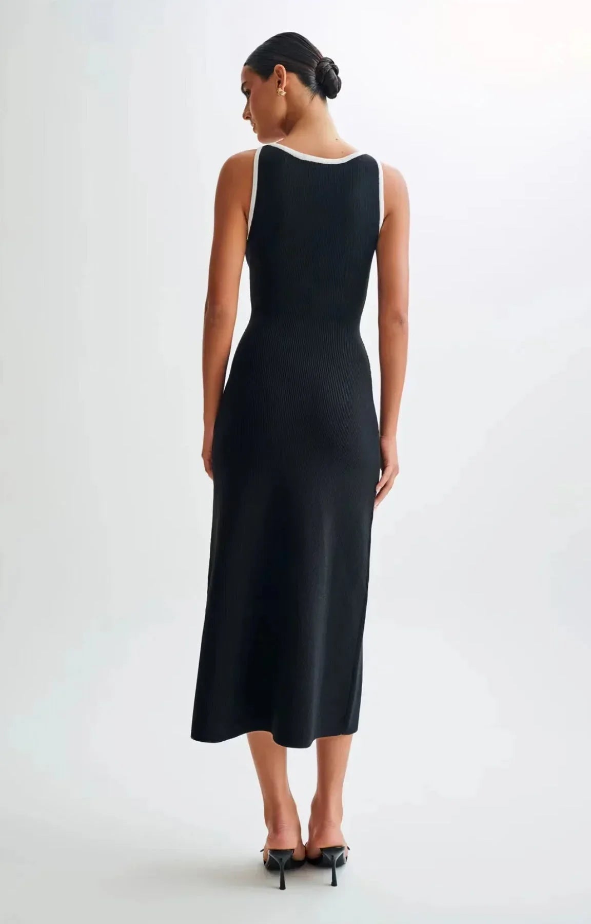 Robe midi femme noire avec boutons contrastés | Coupe féminine + Style élégant + Facile à accessoiriser – ROBEMODE
