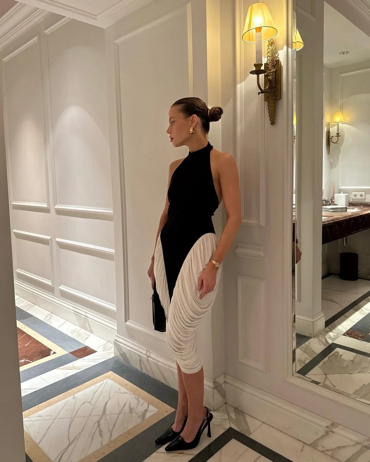 Robe midi femme noire et blanche plissee | Coupe féminine + Style élégant + Facile à accessoiriser – ROBEMODE
