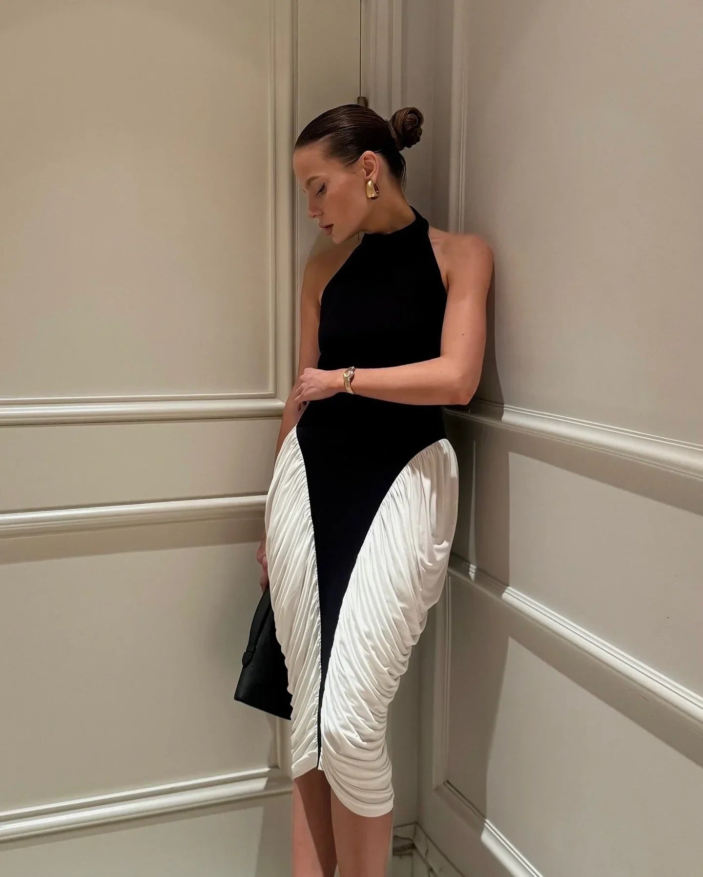 Robe midi femme noire et blanche plissee | Coupe féminine + Style élégant + Facile à accessoiriser – ROBEMODE