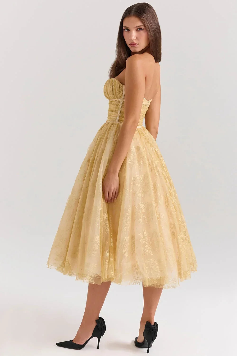 Robe midi sans bretelles dorée pour soirée élégante | Coupe féminine + Style élégant + Facile à accessoiriser – ROBEMODE