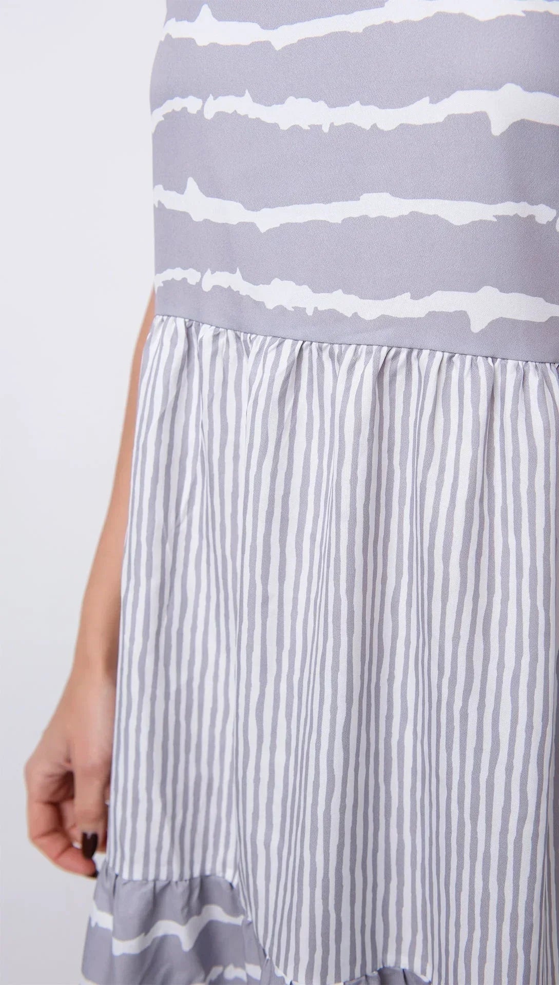 Robe longue femme grise rayée avec volants pour l'été | Coupe féminine + Style élégant + Facile à accessoiriser – ROBEMODE