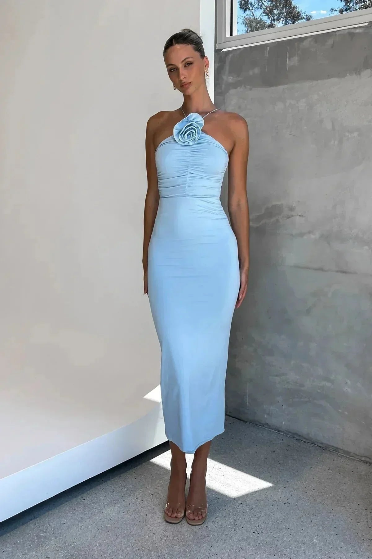 Robe midi moulante col asymétrique détail fleur | ROBEMODE