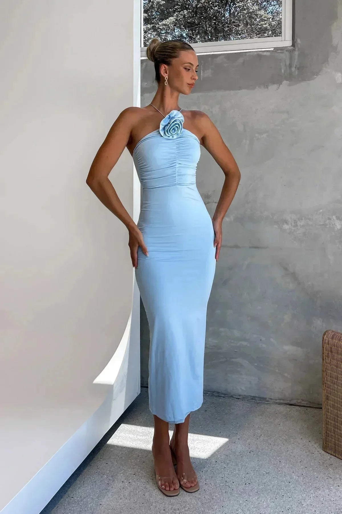 Robe midi moulante col asymétrique détail fleur | ROBEMODE