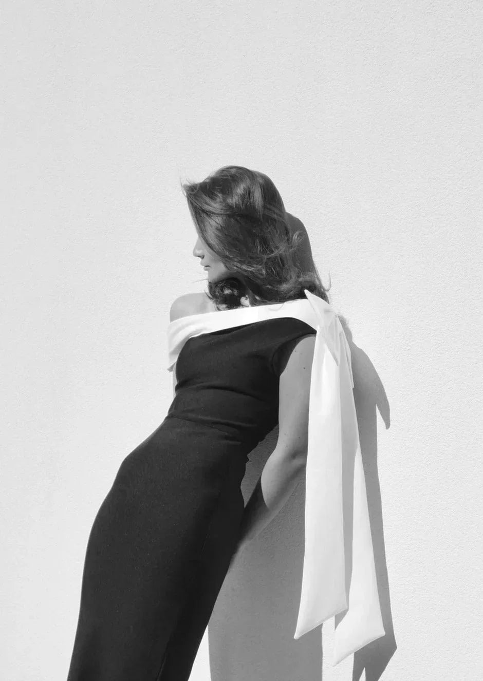 Robe Midi Noire Asymétrique Épaule Dénudée Nœud 1 Coloris | ROBEMODE