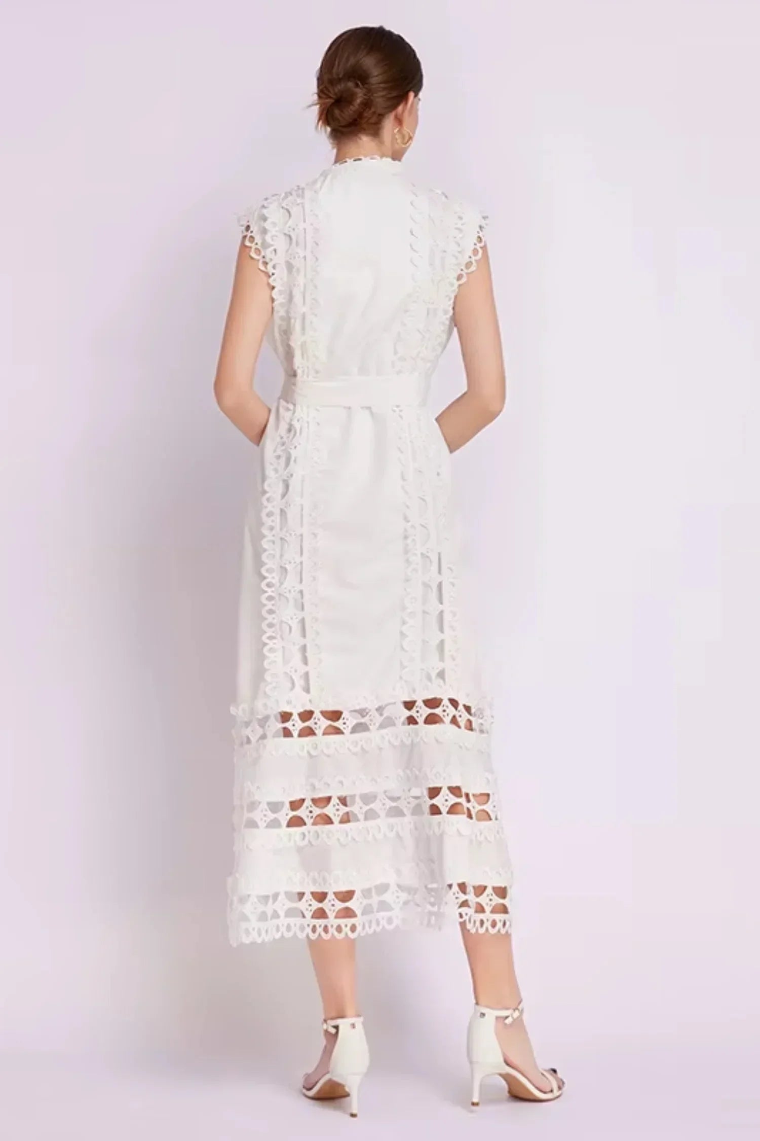 Robe midi noire sans manches avec dentelle et ceinture | ROBEMODE
