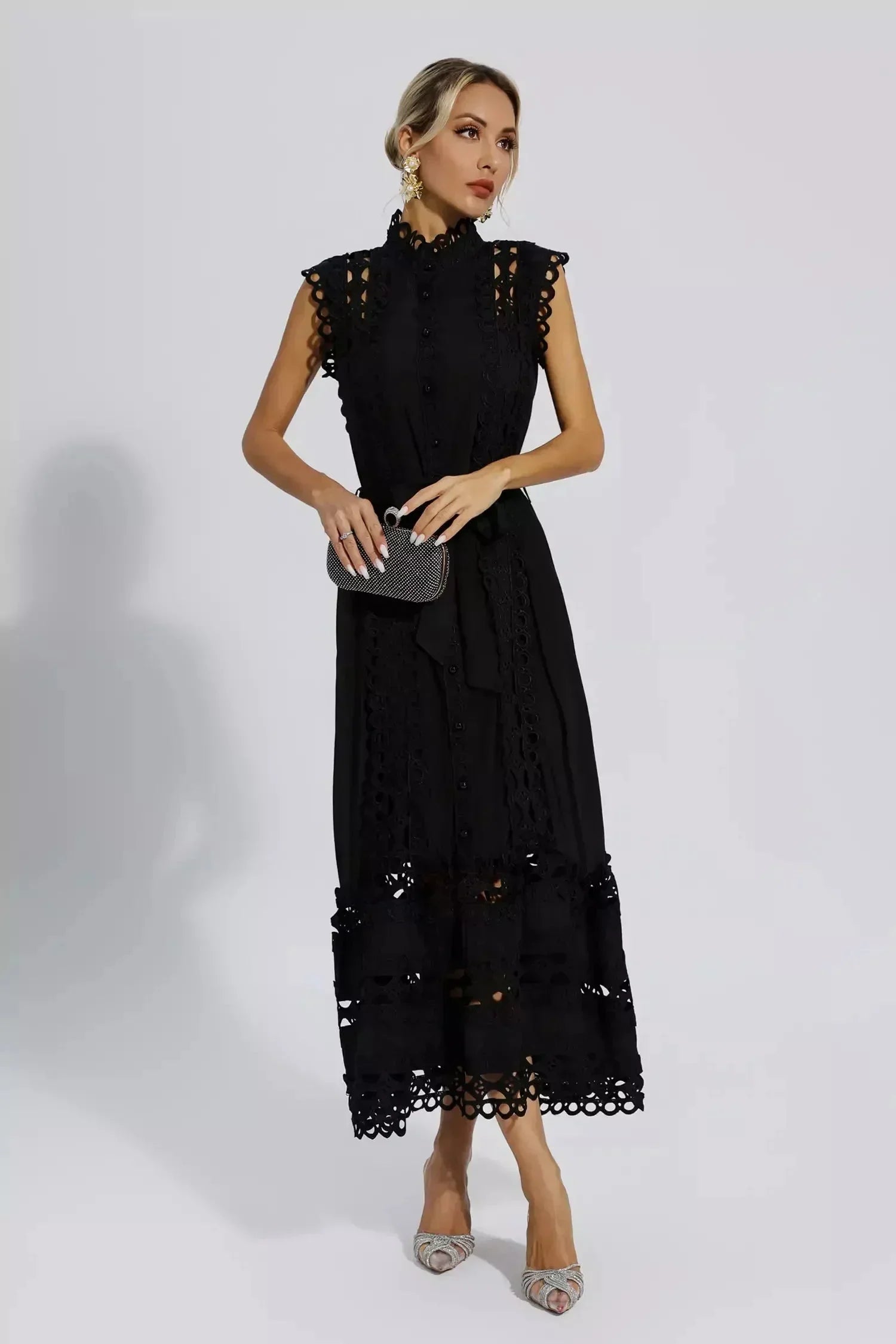 Robe midi noire sans manches avec dentelle et ceinture | ROBEMODE