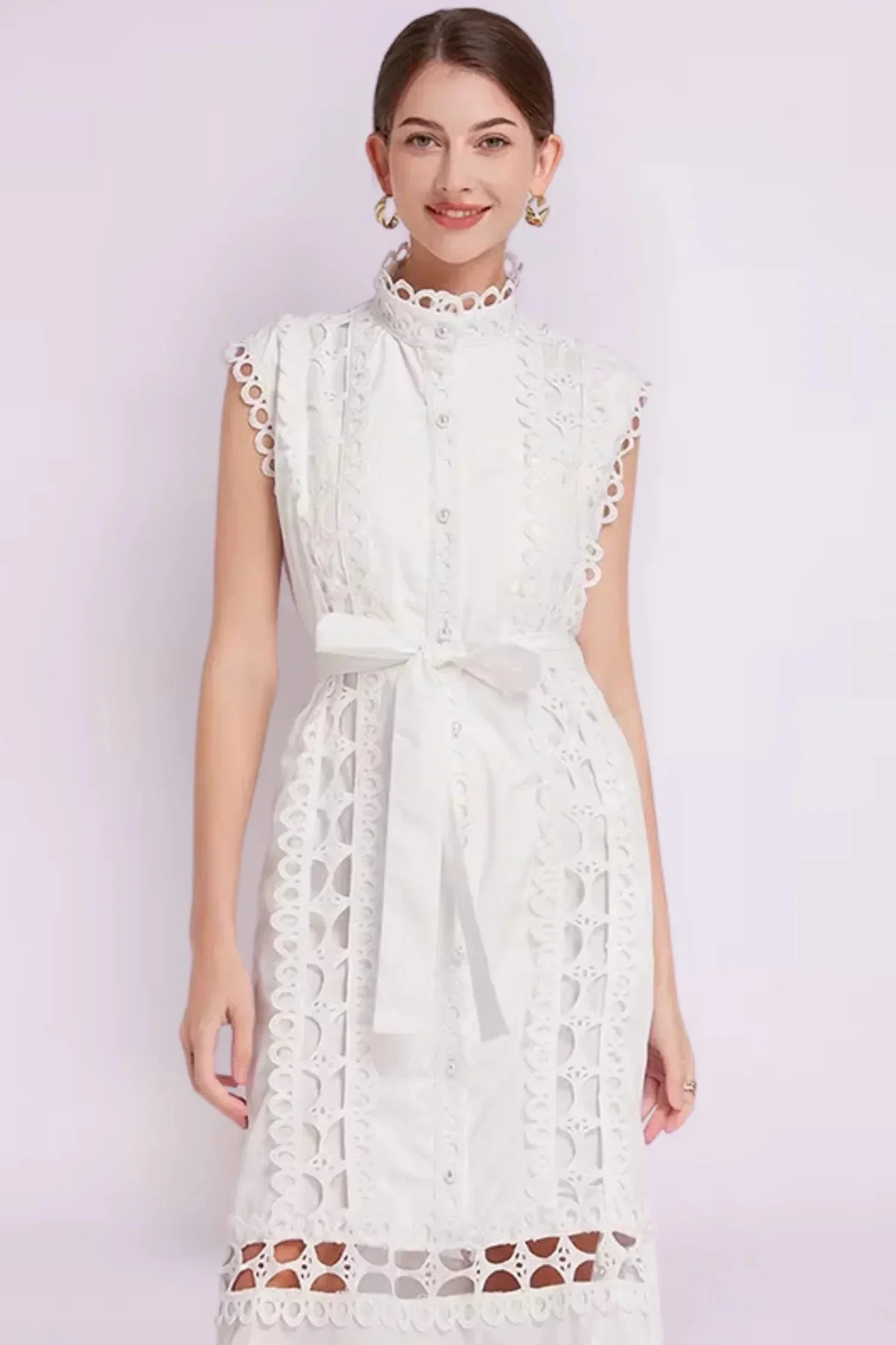 Robe midi noire sans manches avec dentelle et ceinture | ROBEMODE