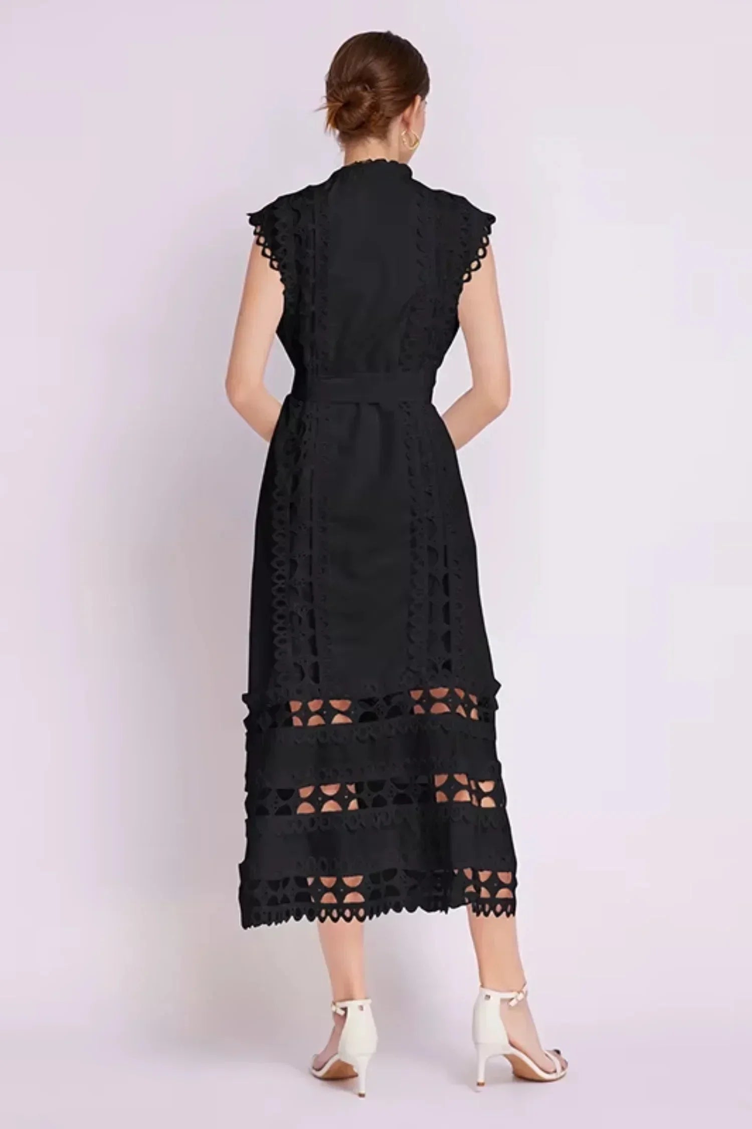 Robe midi noire sans manches avec dentelle et ceinture | ROBEMODE
