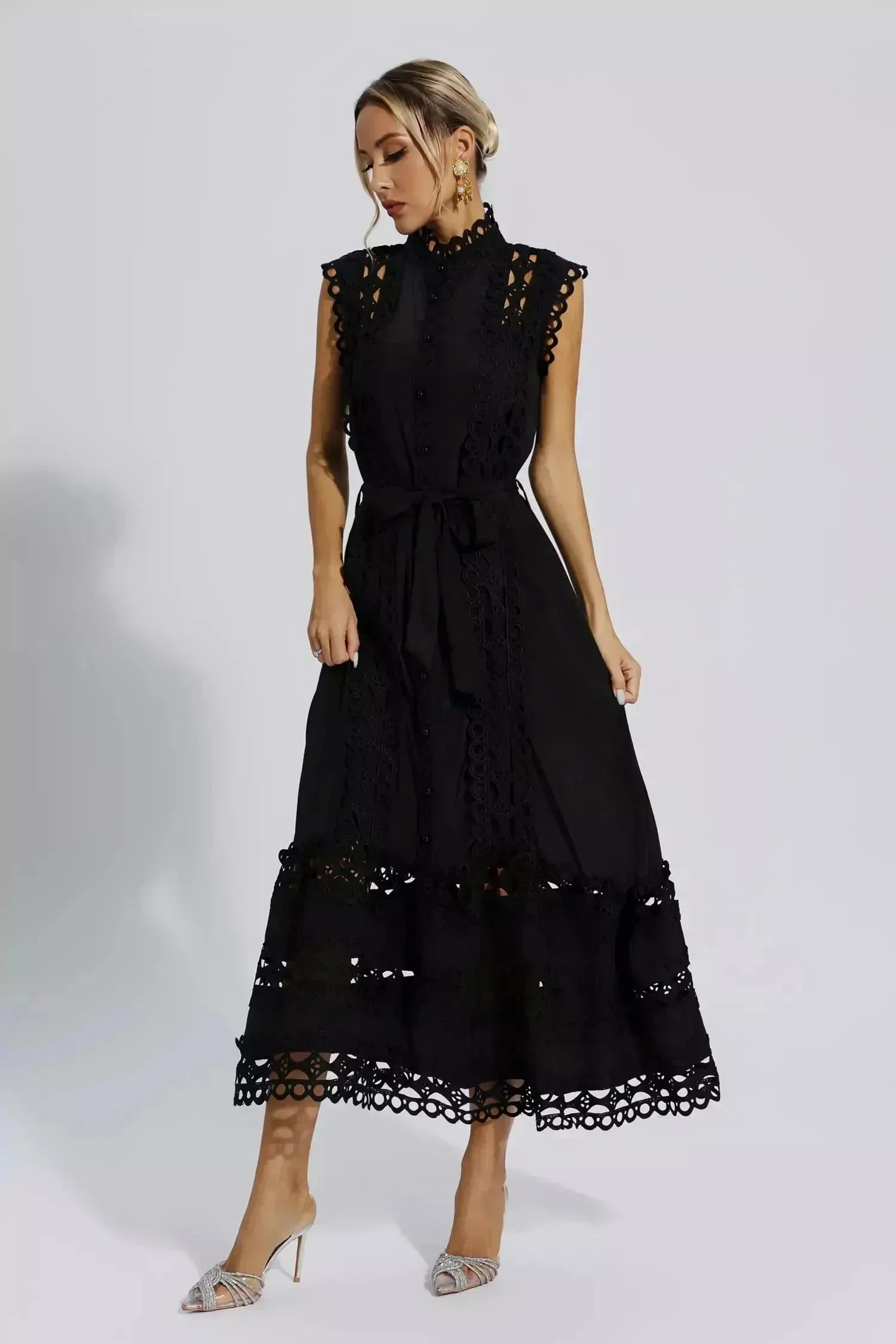 Robe midi noire sans manches avec dentelle et ceinture | ROBEMODE
