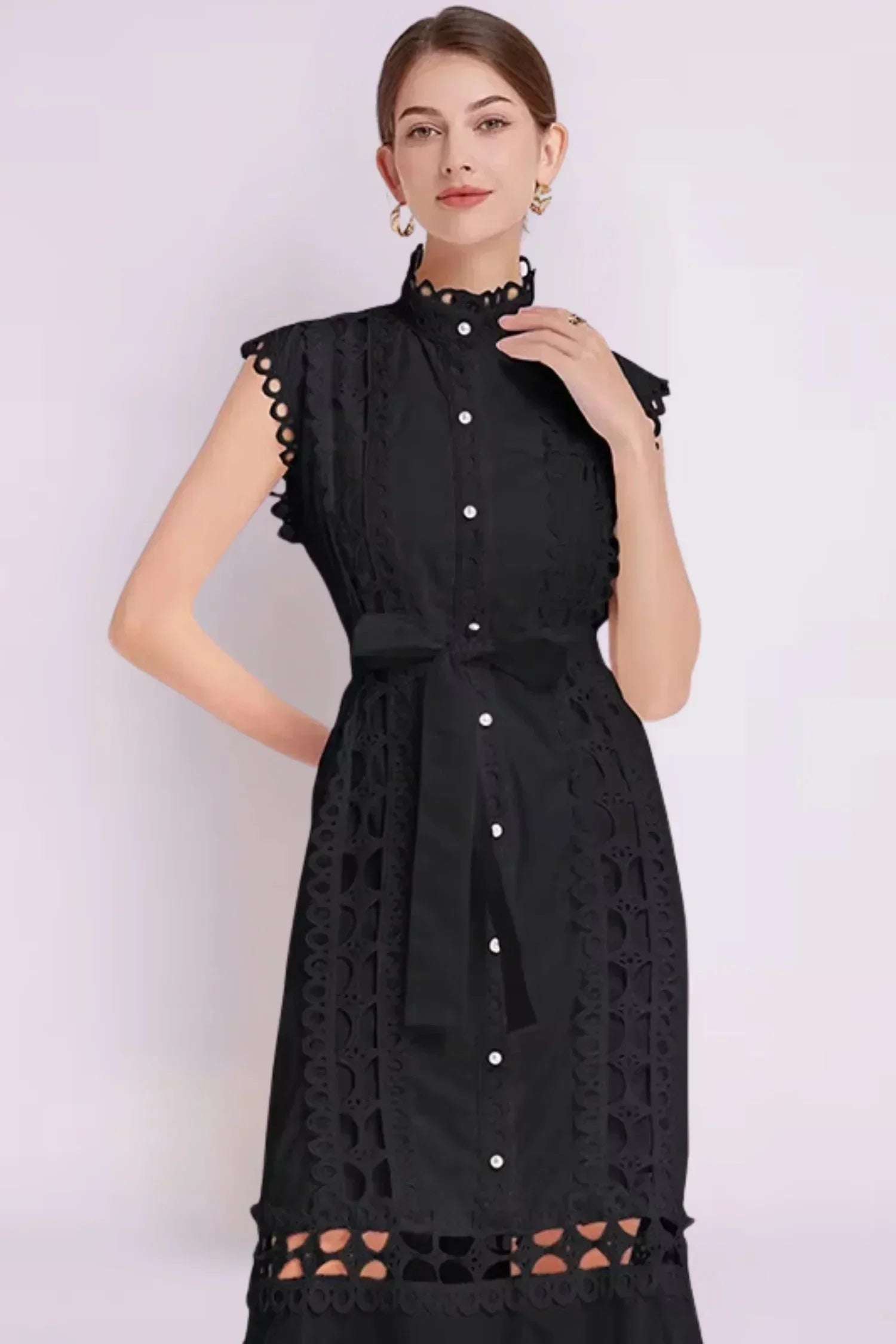 Robe midi noire sans manches avec dentelle et ceinture | ROBEMODE