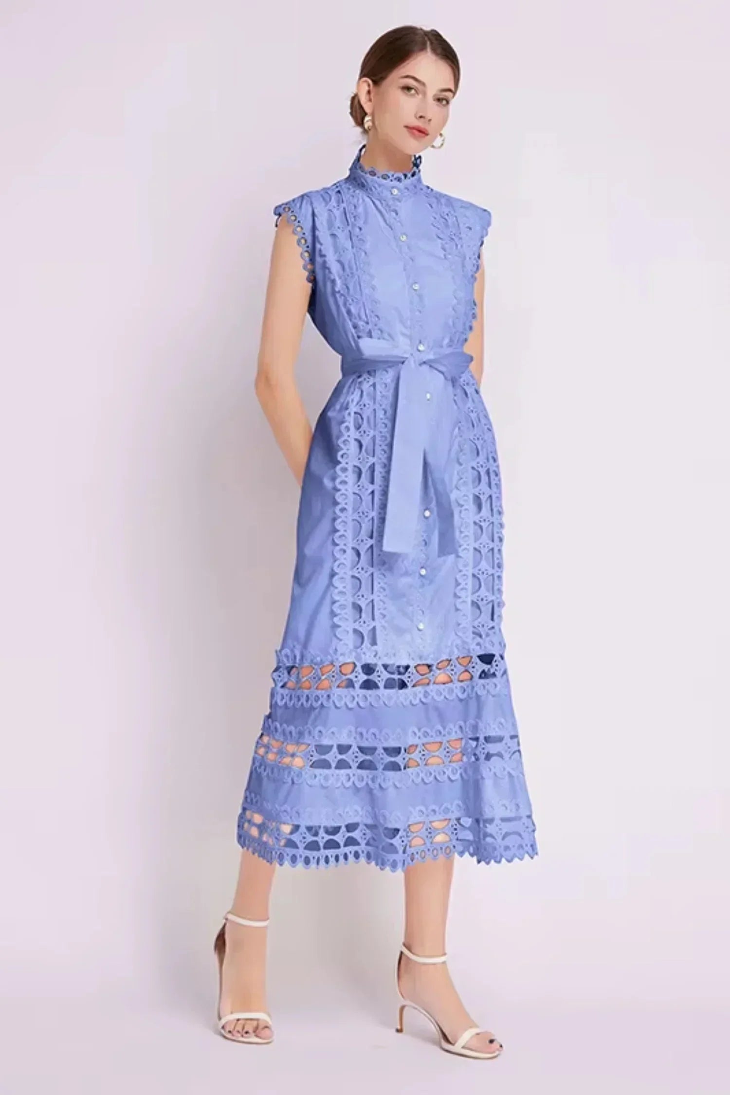 Robe midi noire sans manches avec dentelle et ceinture | ROBEMODE